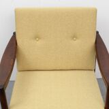 Fauteuil noyer en jaune années 1960