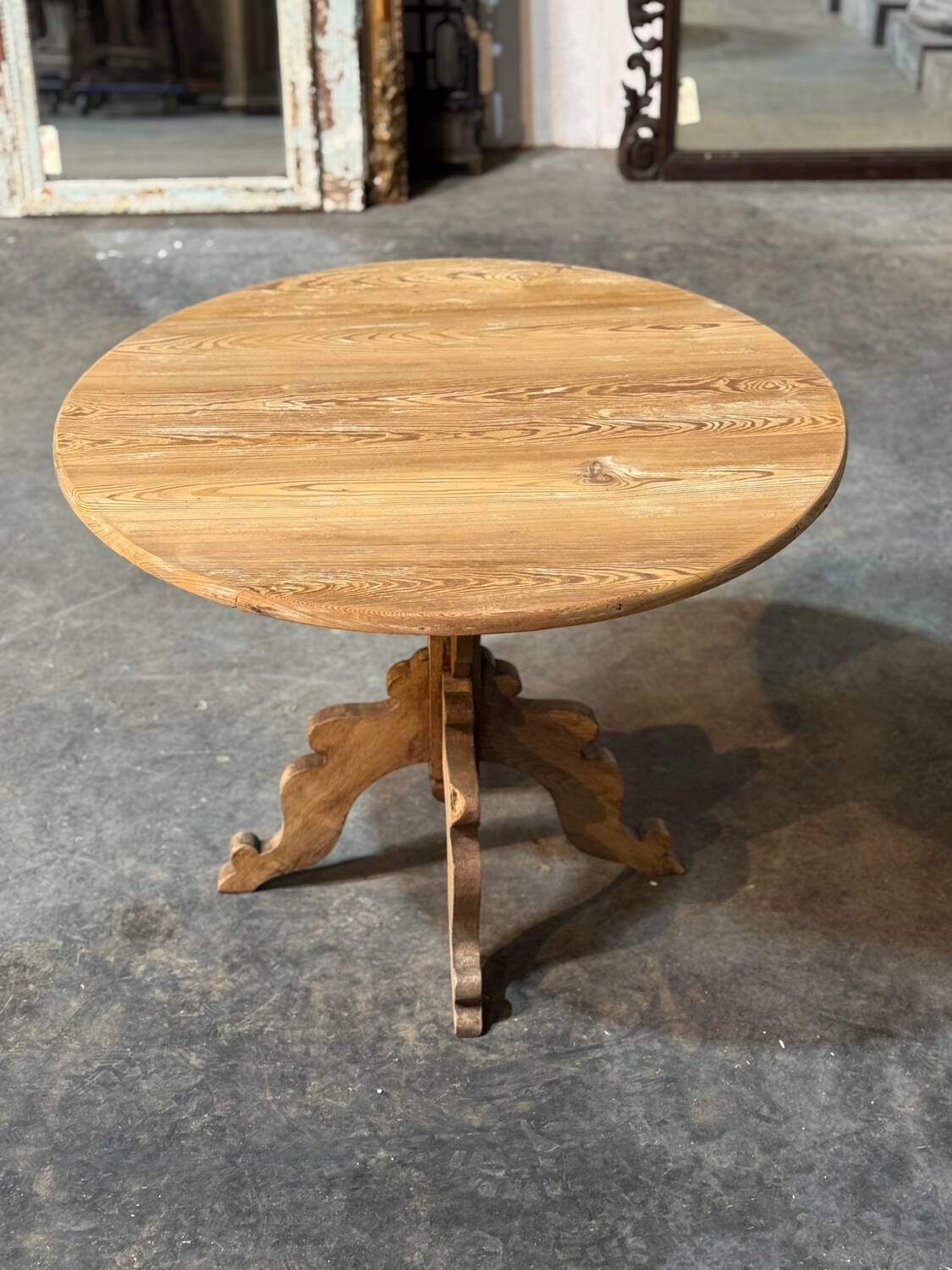 Round table in pitch pine and oak