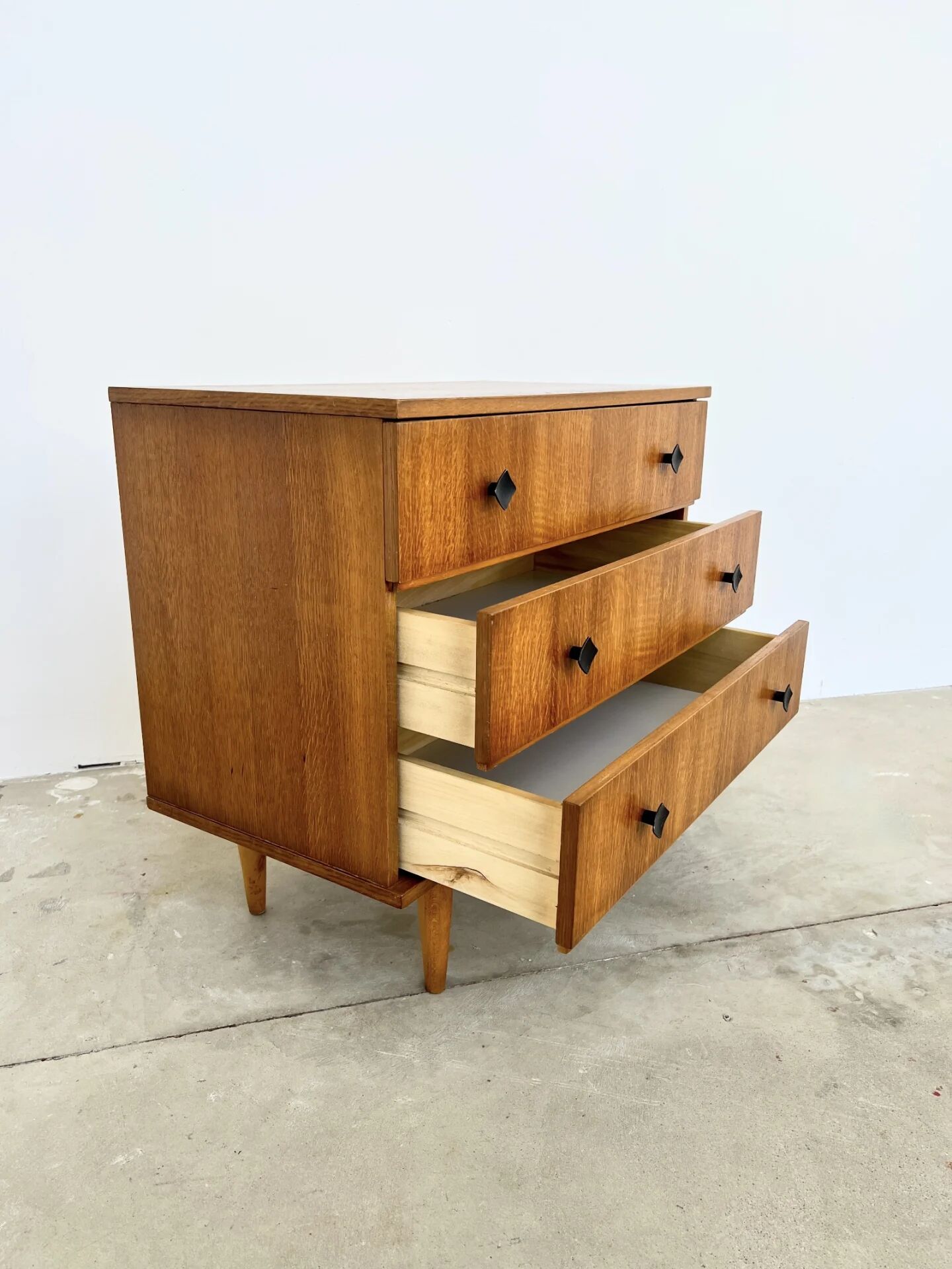 Commode scandinave 3 tiroirs en chêne, boutons noirs — années 60