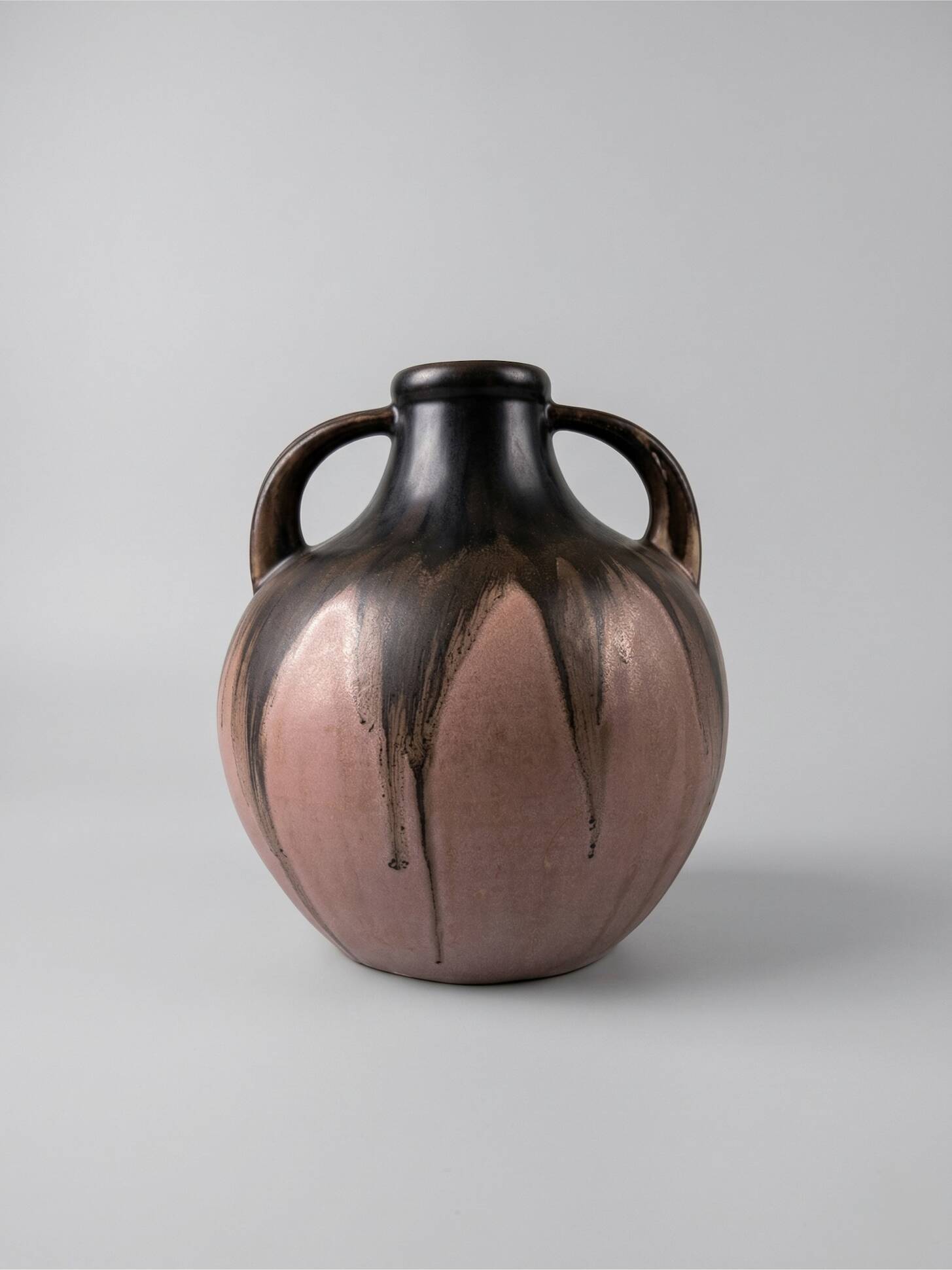 Vase en grès signé Méténier, double anse, émail flammé rose et noir