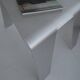 Table d'appoint en aluminium brossé sculptural, design contemporain minimaliste