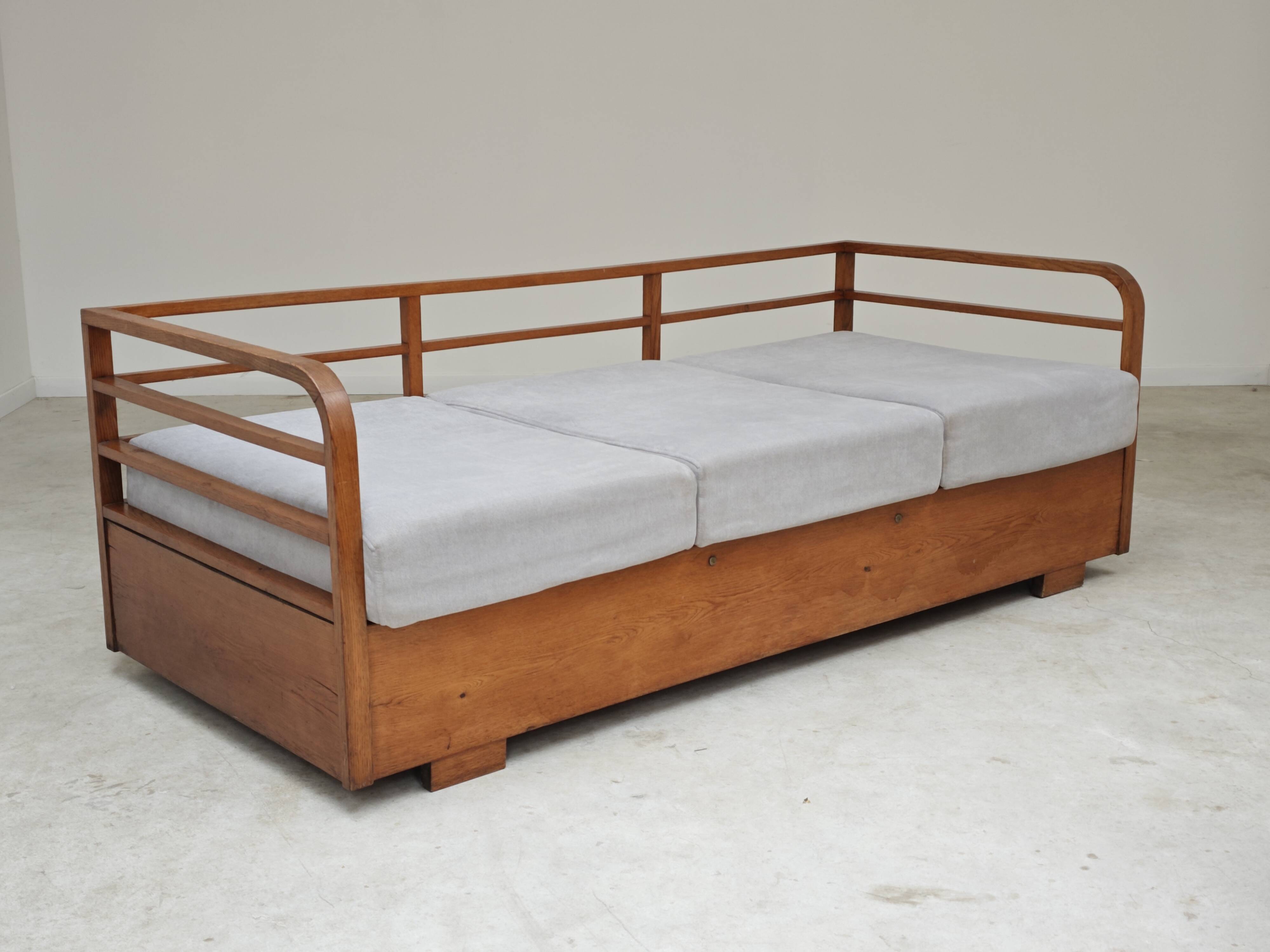 Art Deco sofa gray fabric Jindrich Halabala 1930