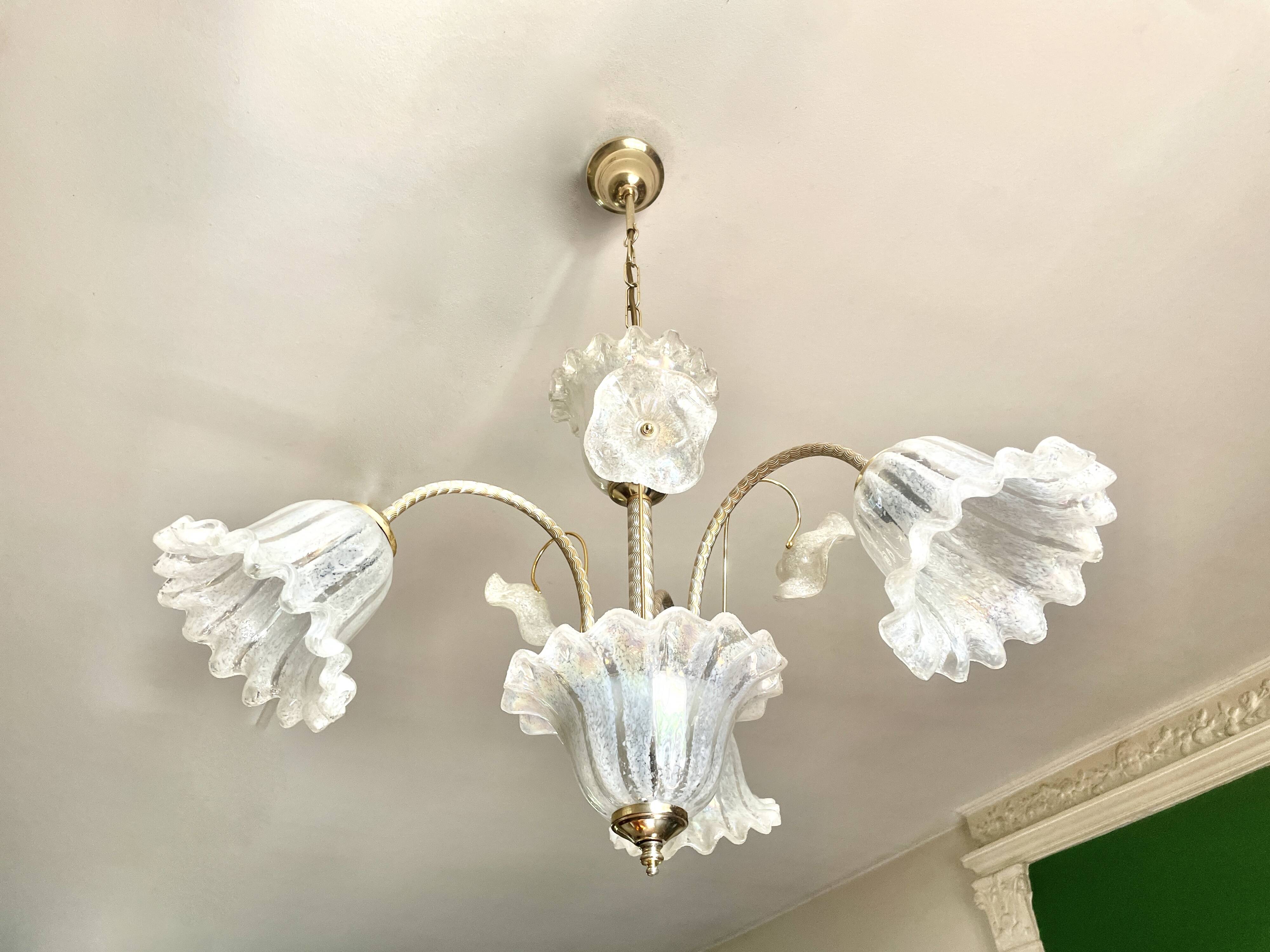 Murano chandelier with 3 iridescent flowers, 1980.