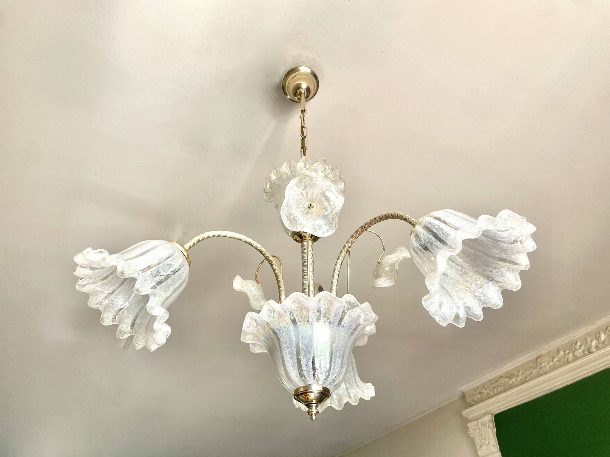 Murano chandelier with 3 iridescent flowers, 1980.