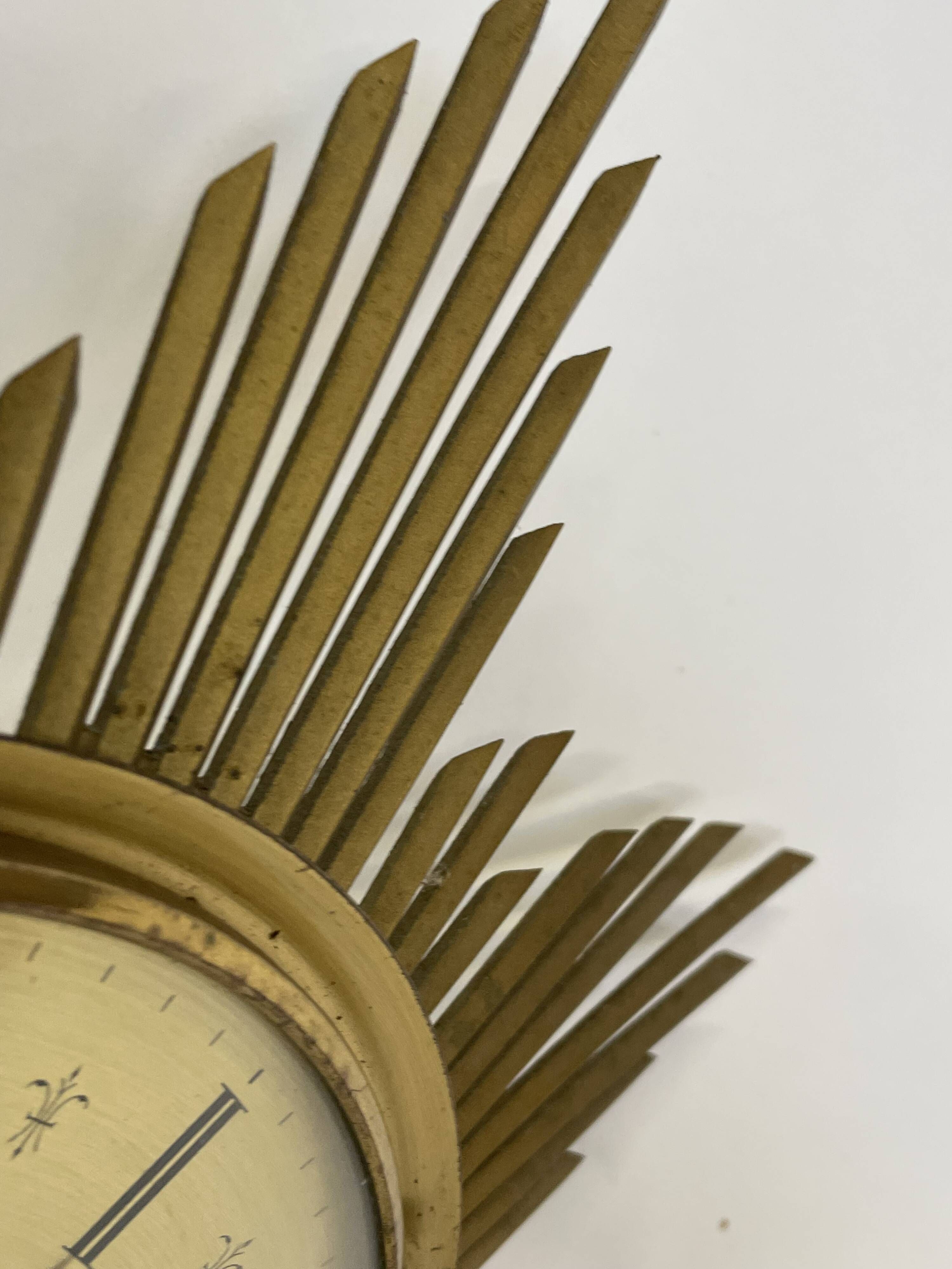 Horloge vintage sunburst de couleur dorée, design Junghans des années 1970