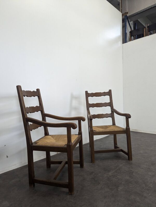 Paire de fauteuils rustiques en chêne assises paillées