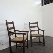 Paire de fauteuils rustiques en chêne assises paillées
