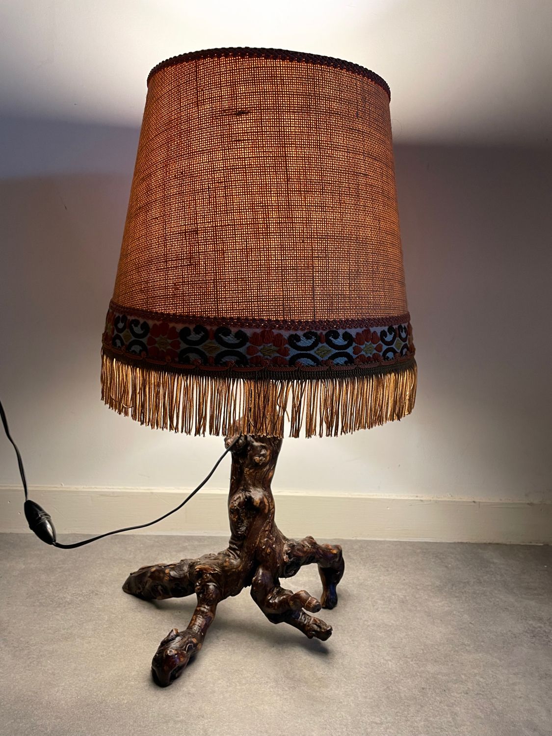 Lampe brutaliste pied de vigne