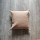 Coussin marocain beige à pompon en coton