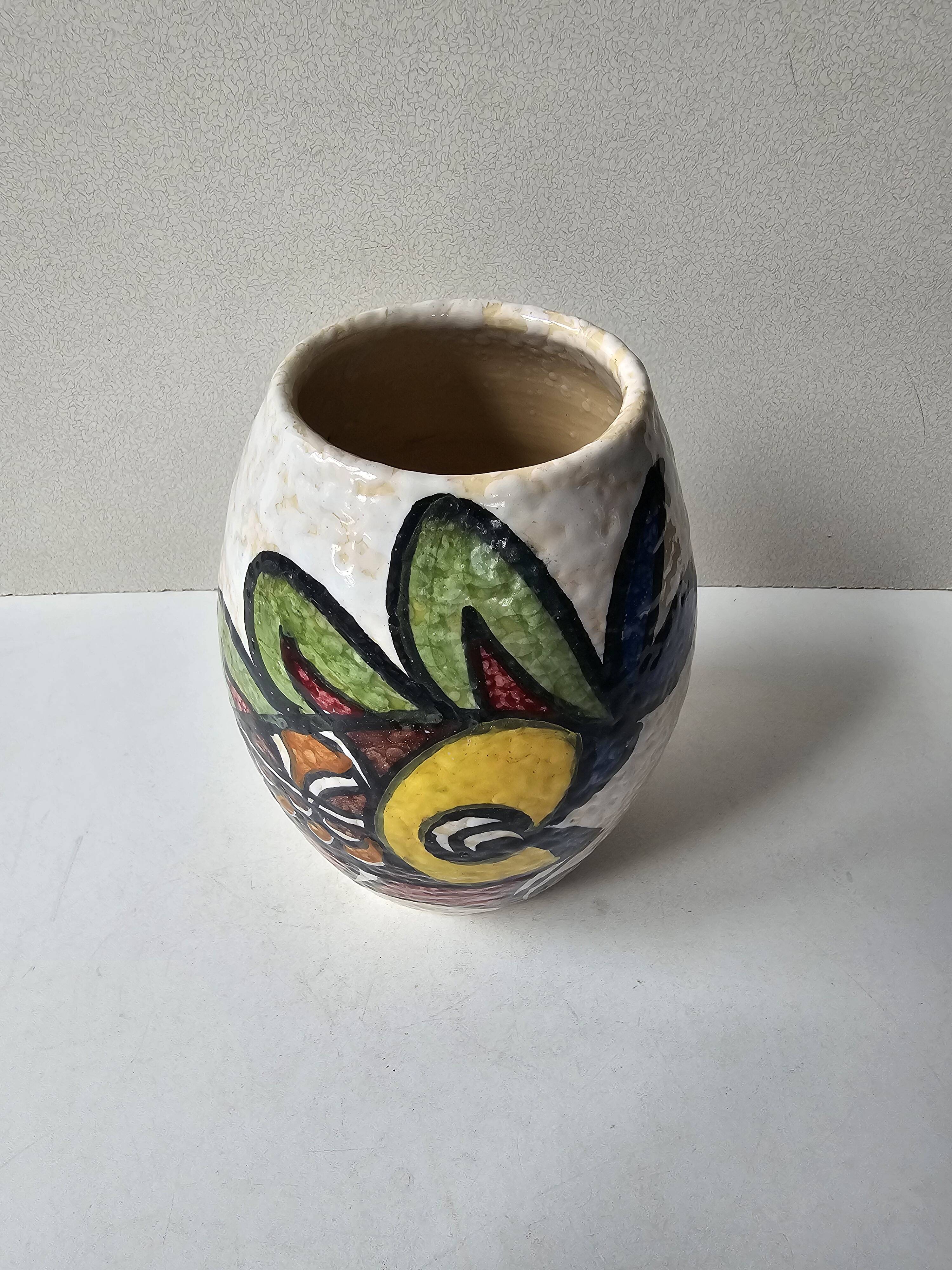 Ceramic vase with geometric pattern (Pablo Sanguino)