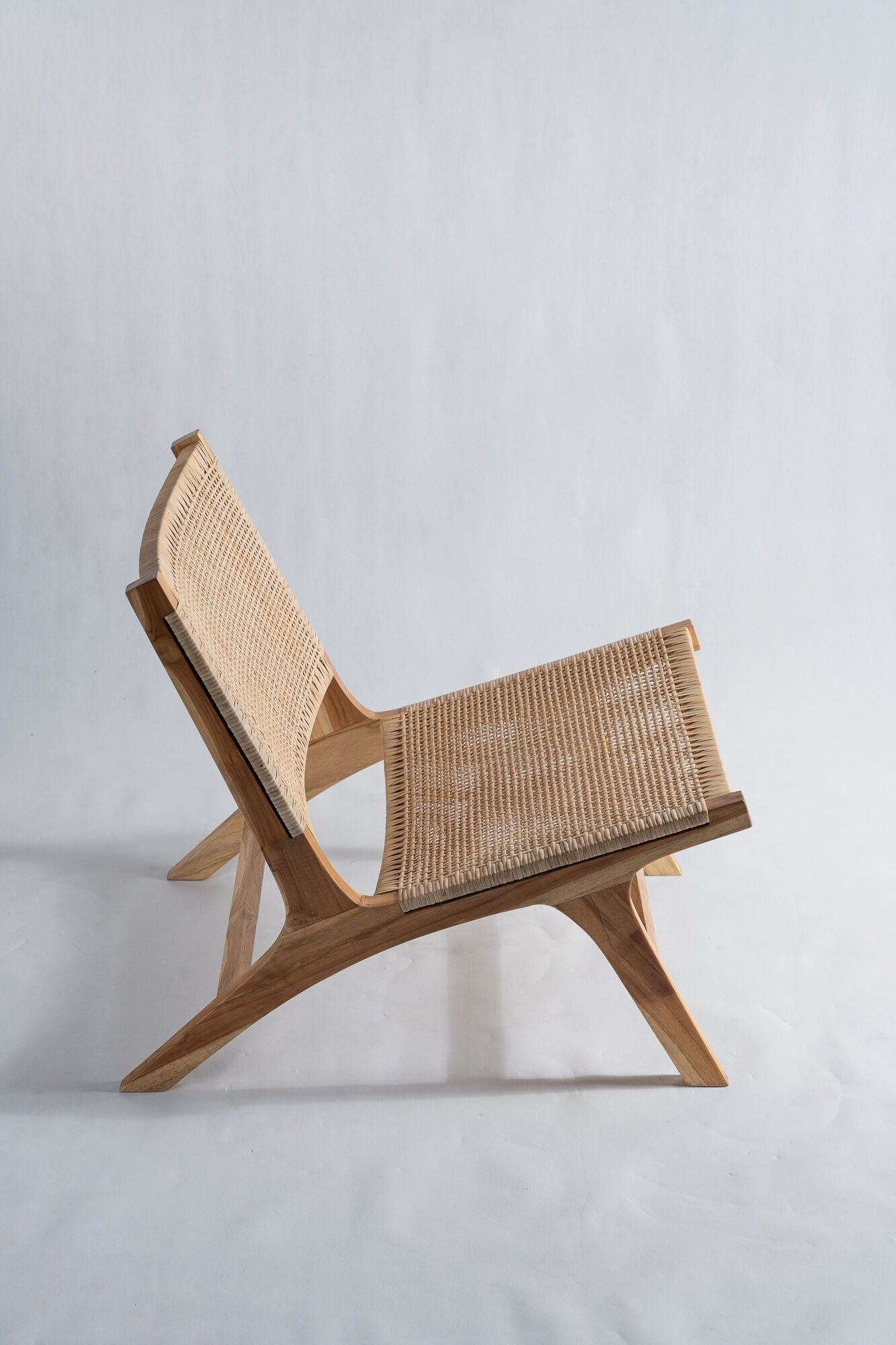 Reclining armchair in natural wood and woven rattan