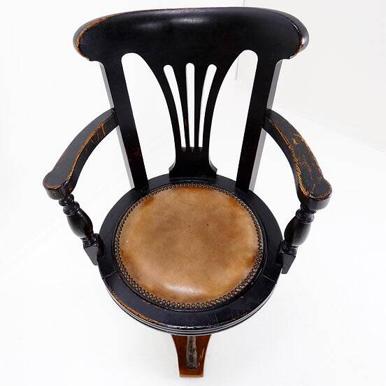 Chaise de paquebot en chêne teinté noir du 19e siècle