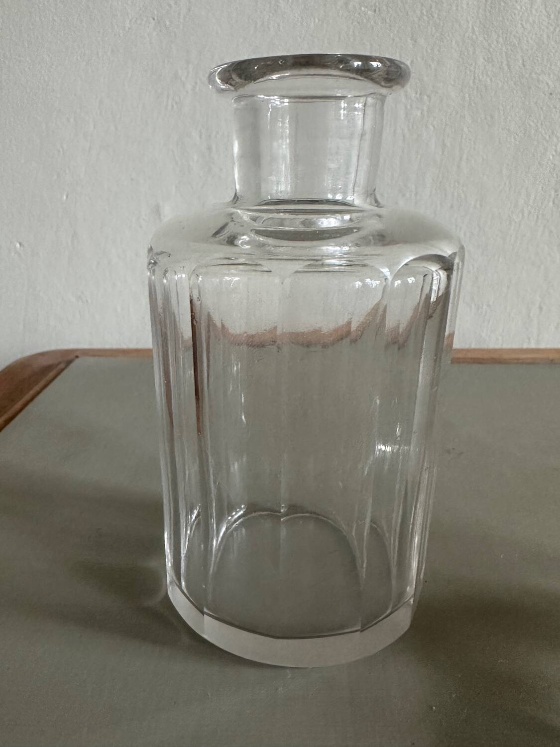 Glass bottle and its glass stopper