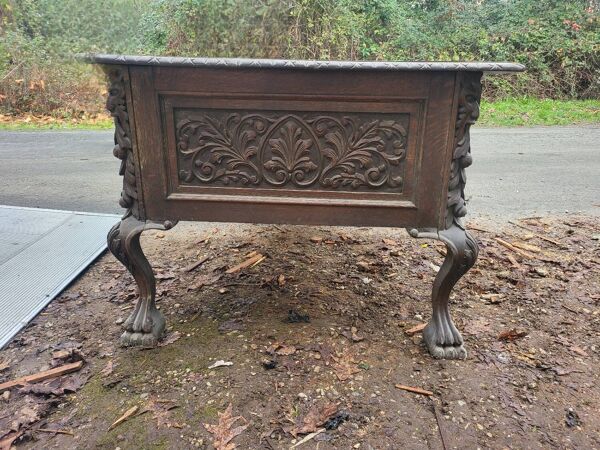 Important bureau toutes faces en bois sculpté – style Renaissance