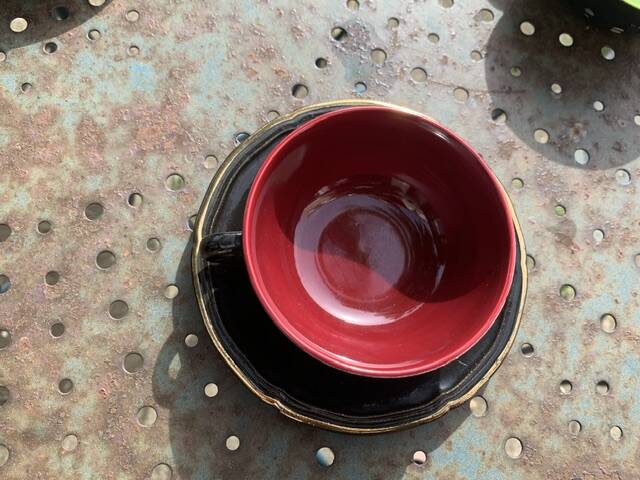 Coffee service composed of 5 cups and saucers in black earthenware and different colored interiors