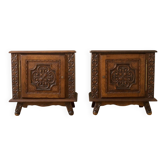 Paire de tables de chevet anciennes en bois sculpté