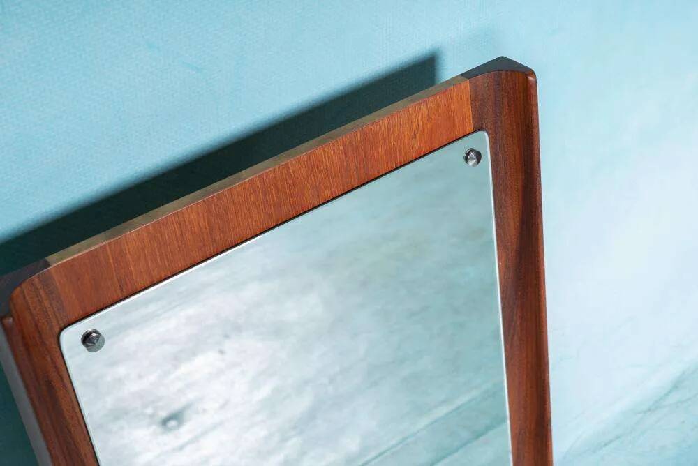 Minimalist Scandinavian mirror in teak with a vintage design.