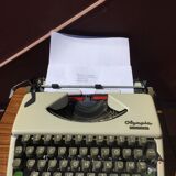 Machine á écrire Olympia Splendid 66 en parfait état. Ruban neuf
