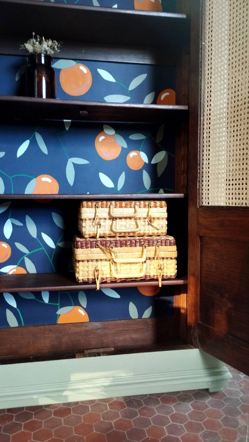Armoire cannée aux oranges