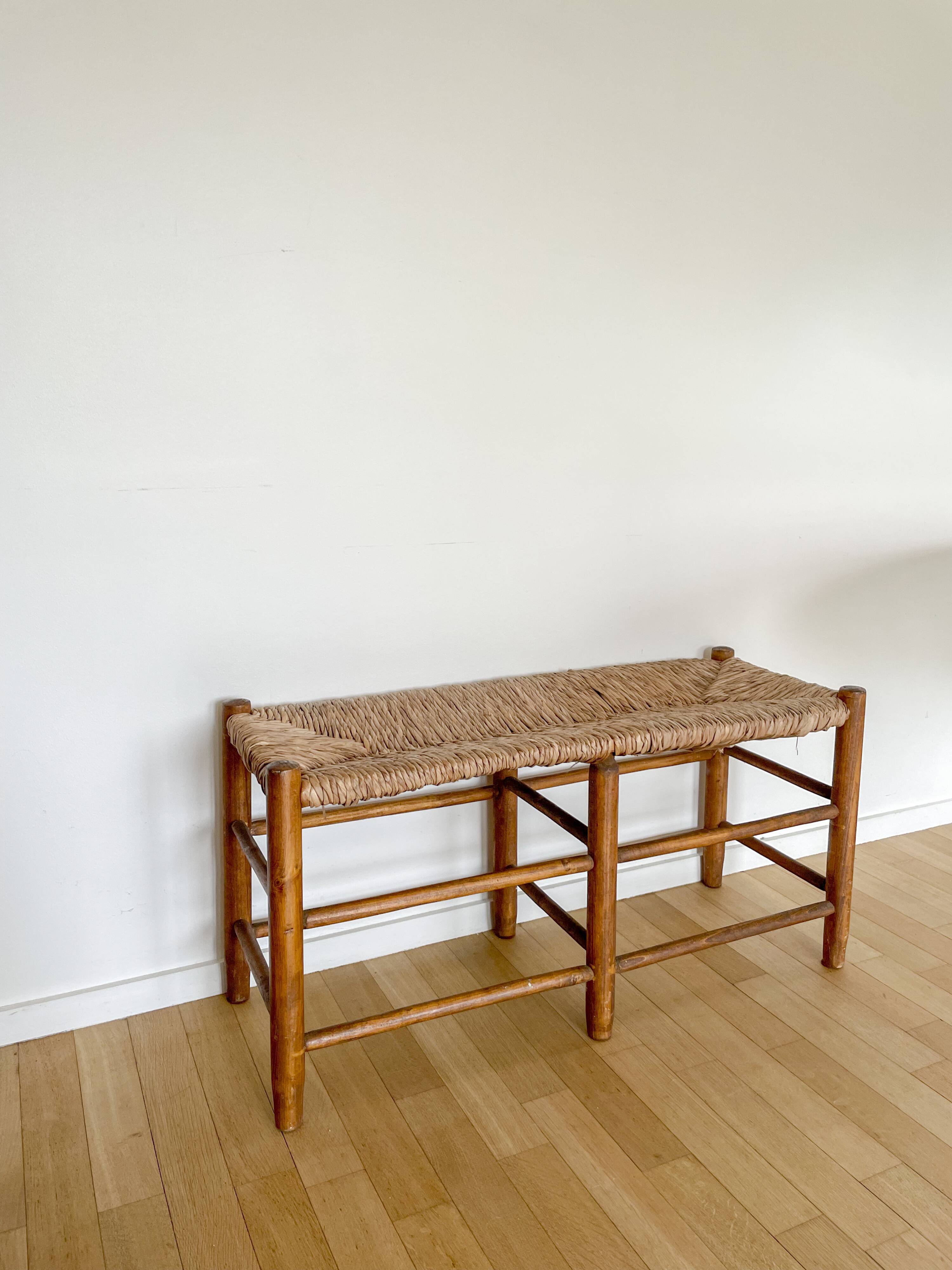 Vintage bench in wood and straw