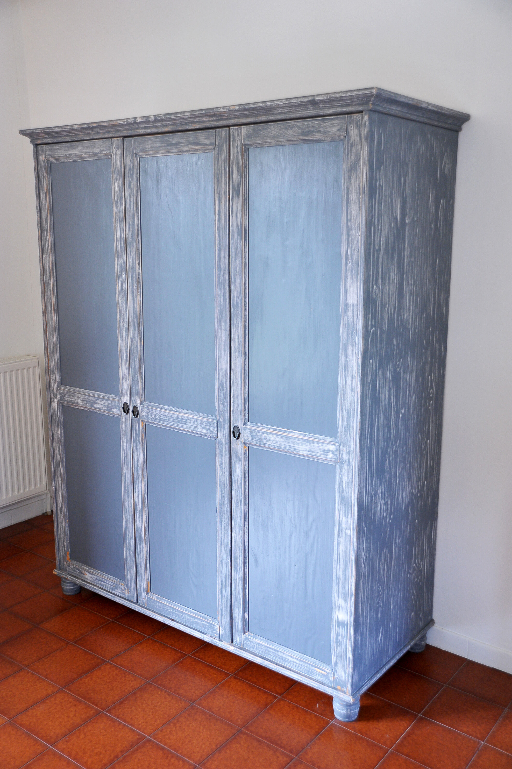 Grey blue wardrobe skated in solid pine