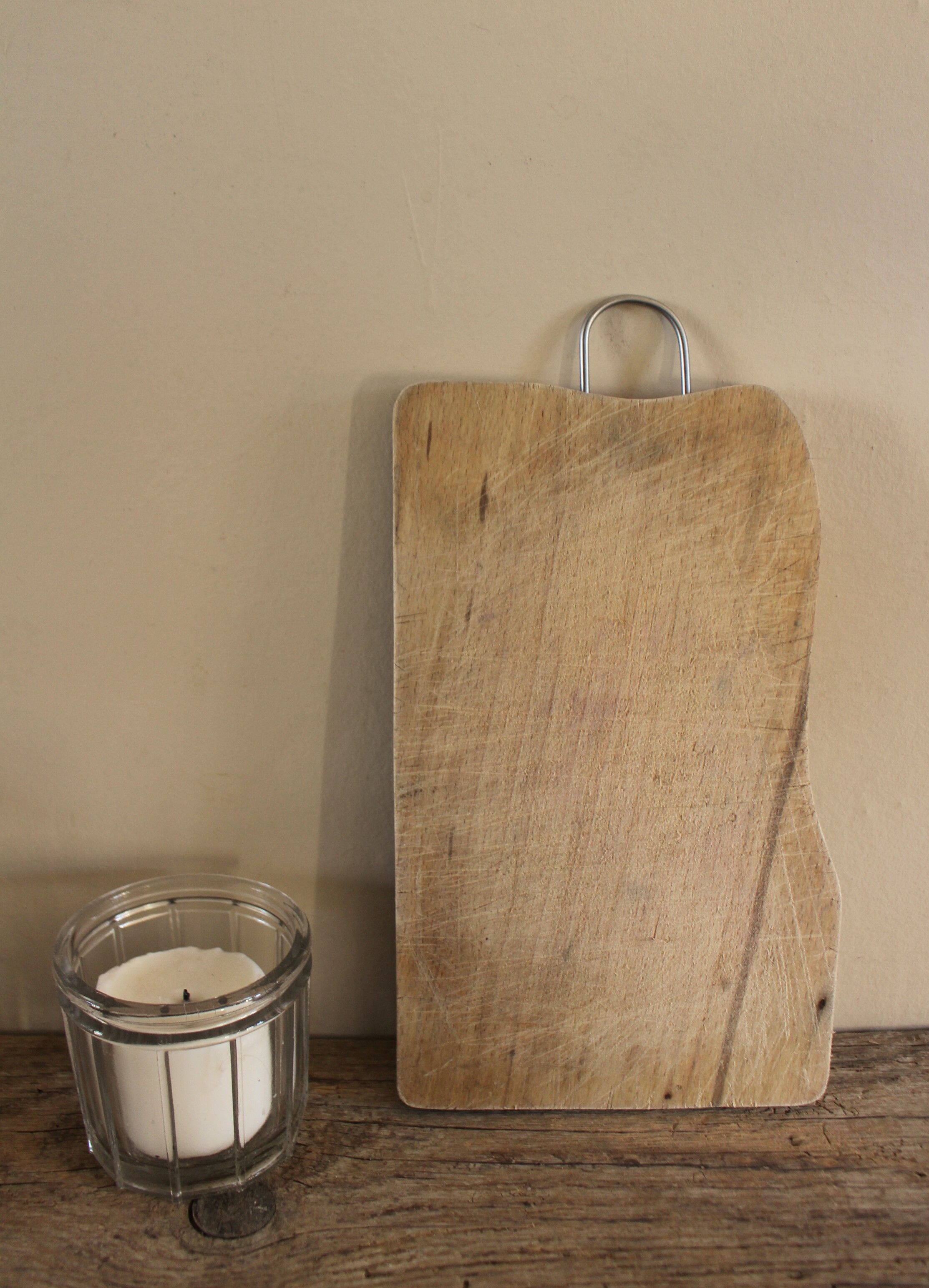 Wooden cutting board metal handle