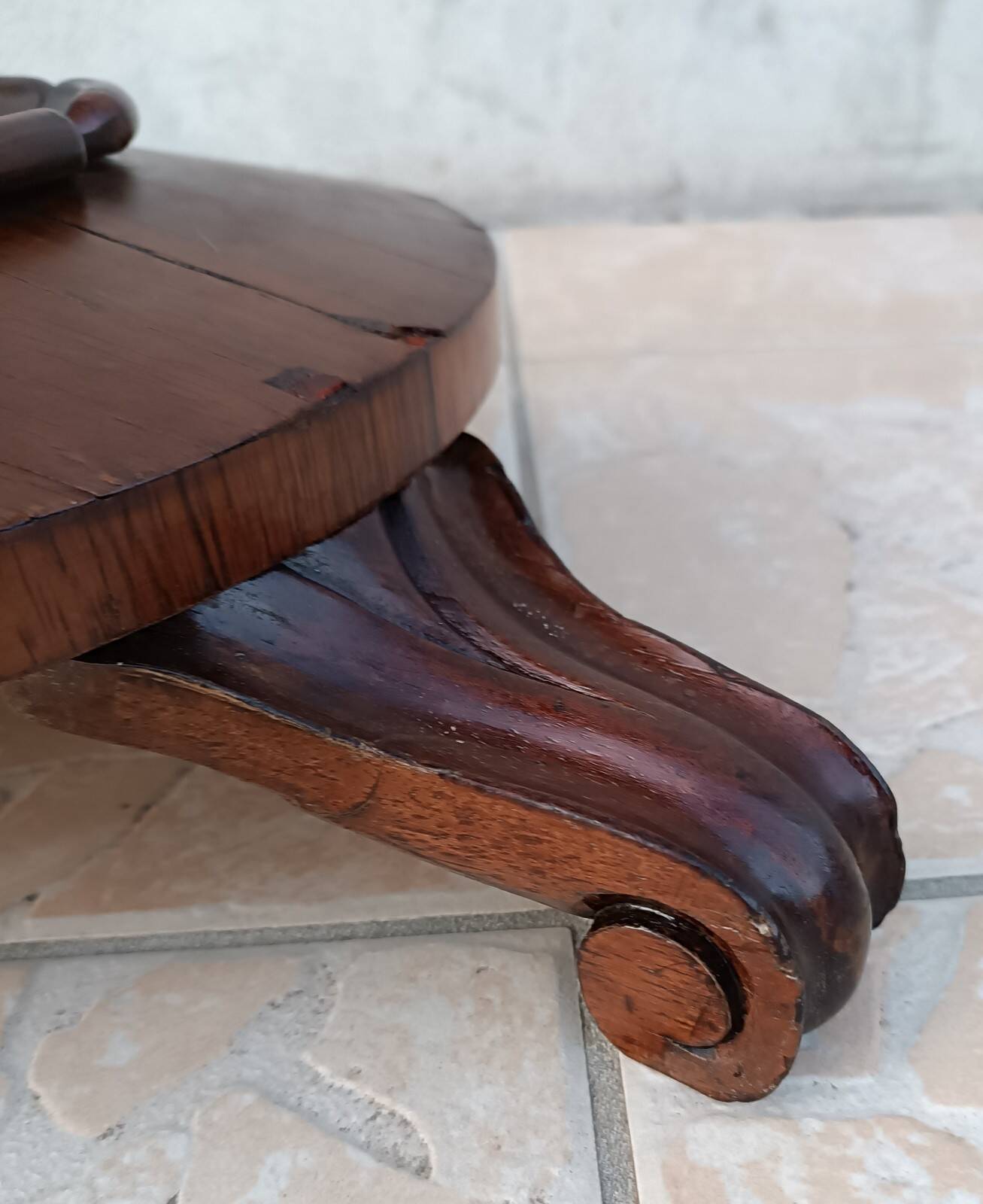 Art Nouveau side table in walnut and marble