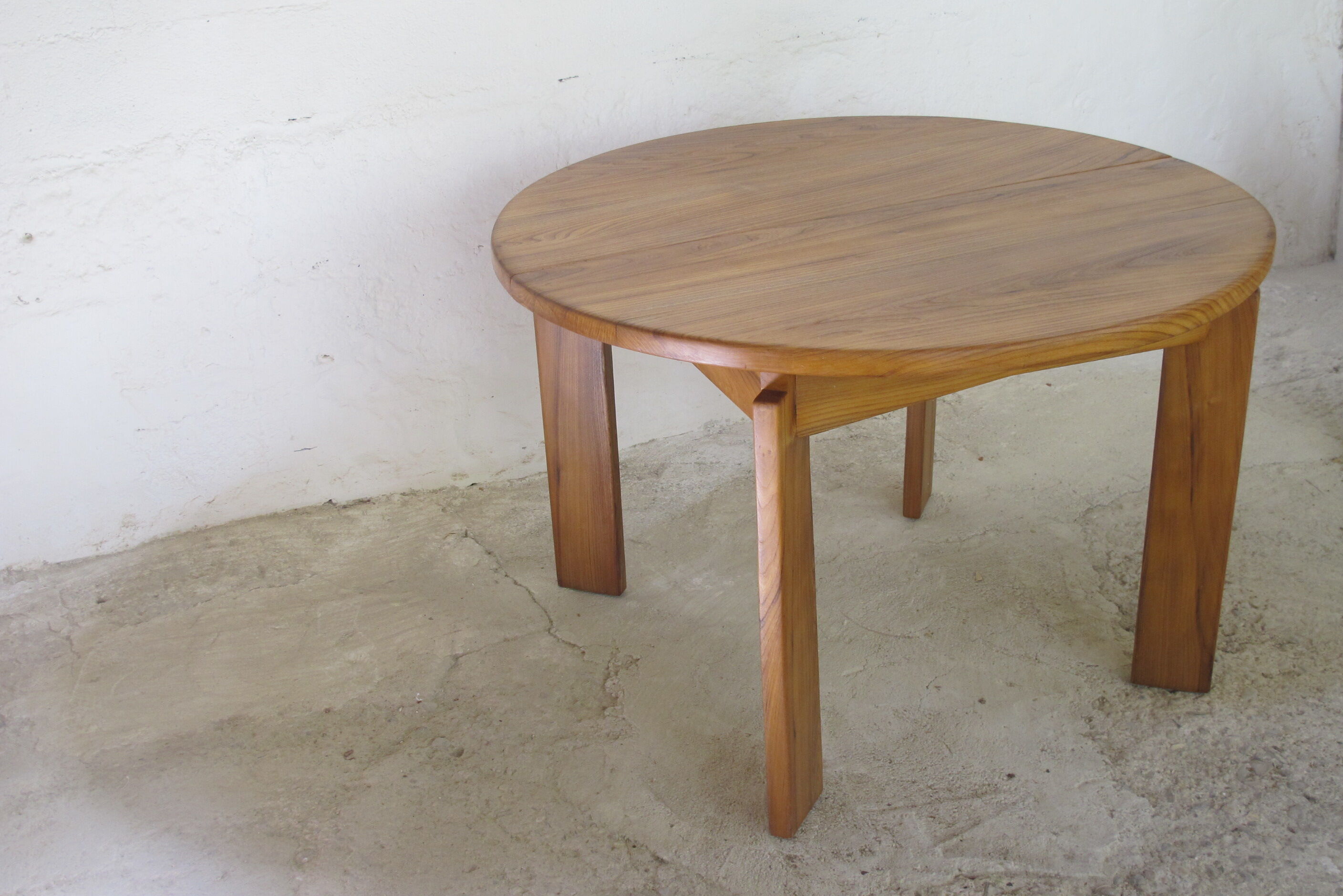 Round table in oiled solid elm House regain 1970