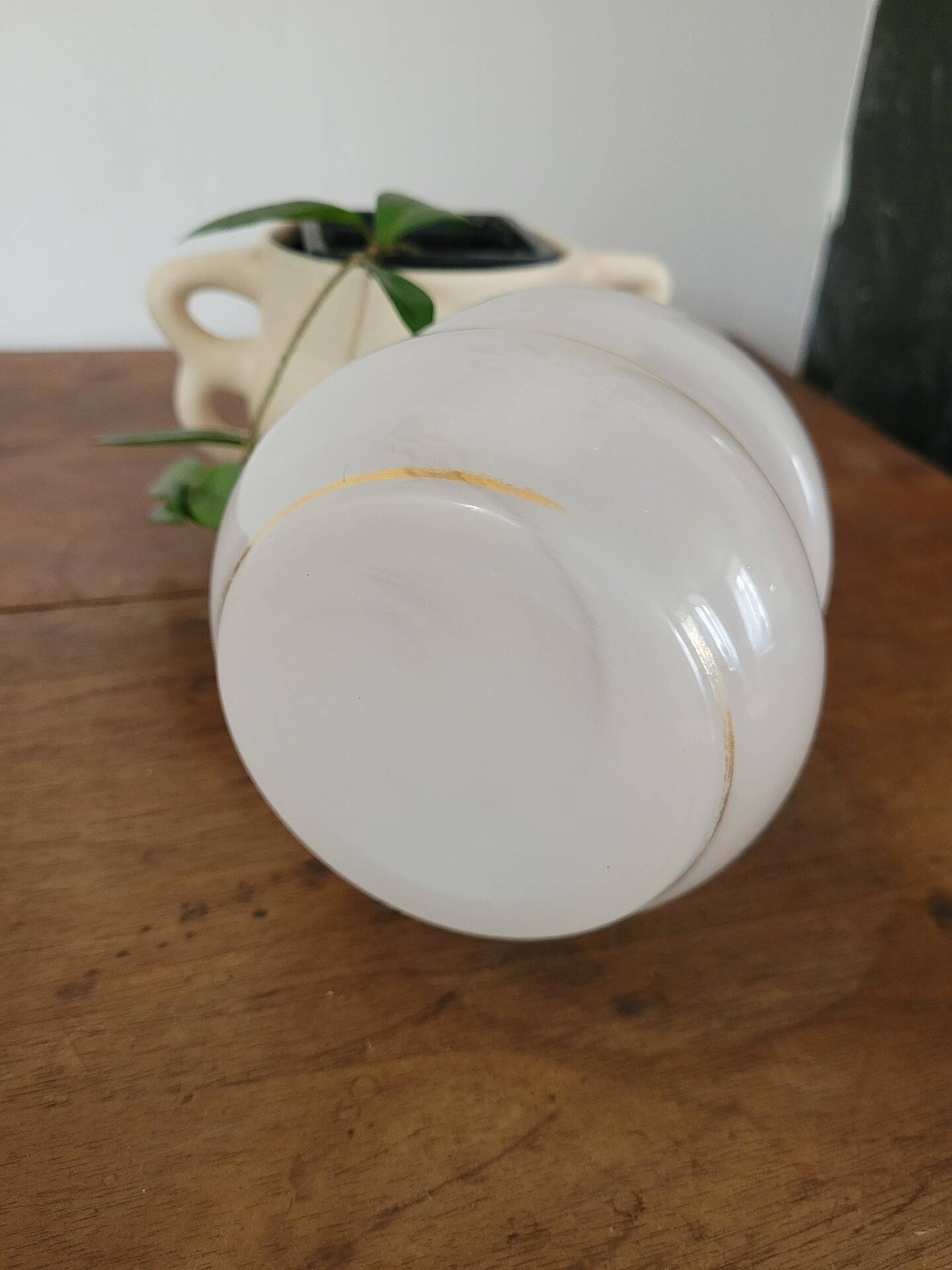 Pot with lid in opaline