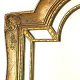 Magnifique miroir milieu du siècle de style Louis XVI rococo, miroir bombé en bois recouvert d'or