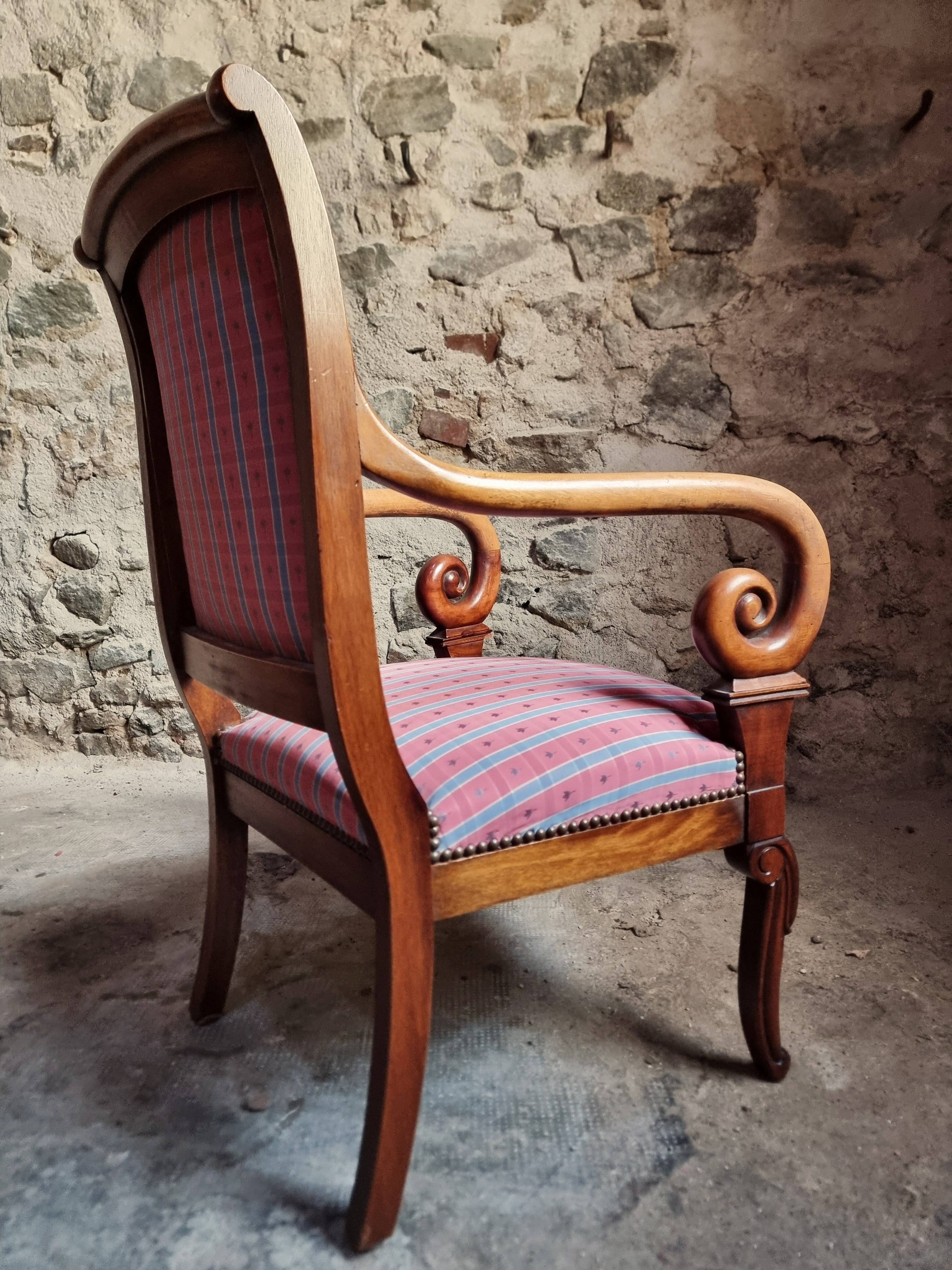 Paire de fauteuils français en noyer – style Restauration – années 1950