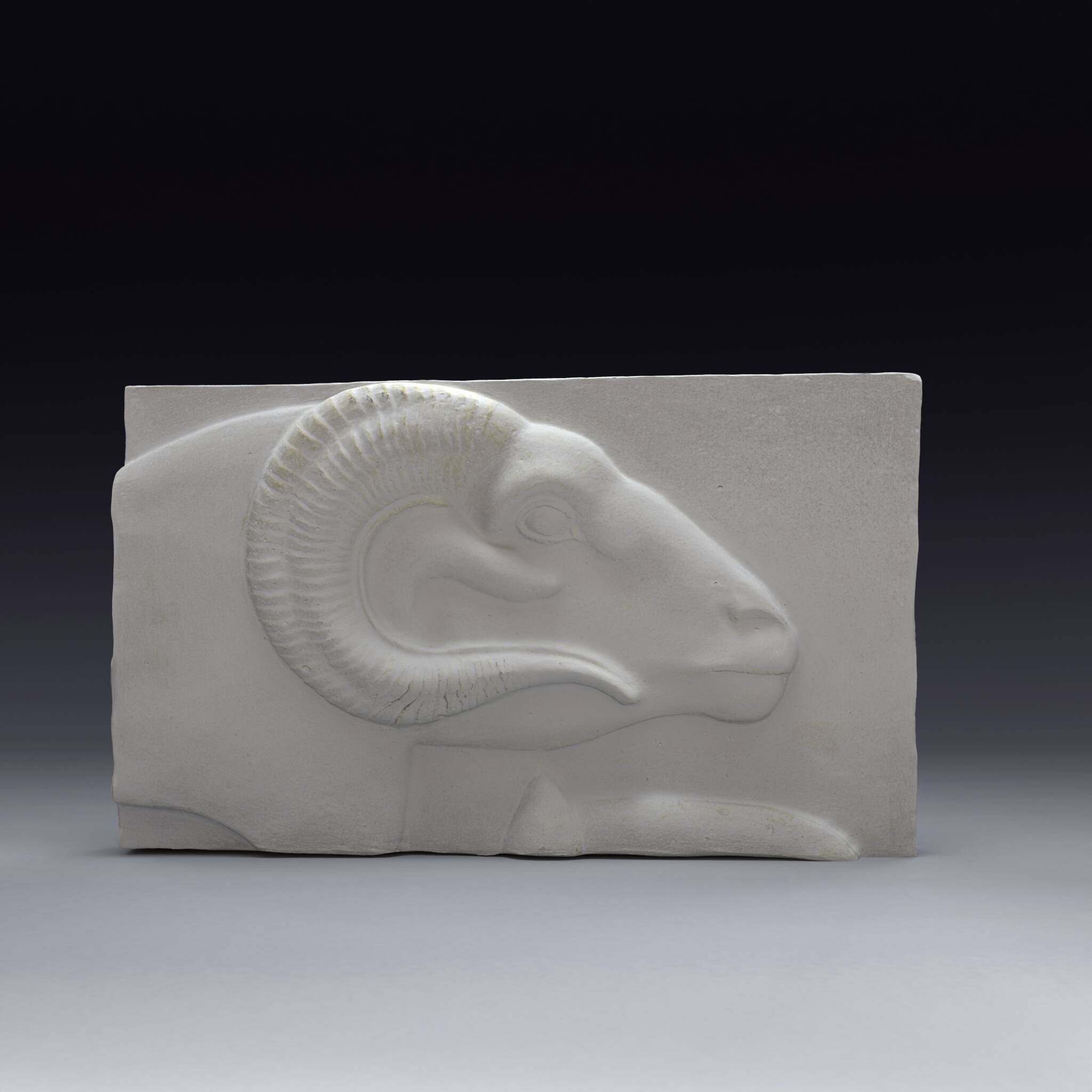 Reproduction en plâtre d’une divinité bélier égyptienne