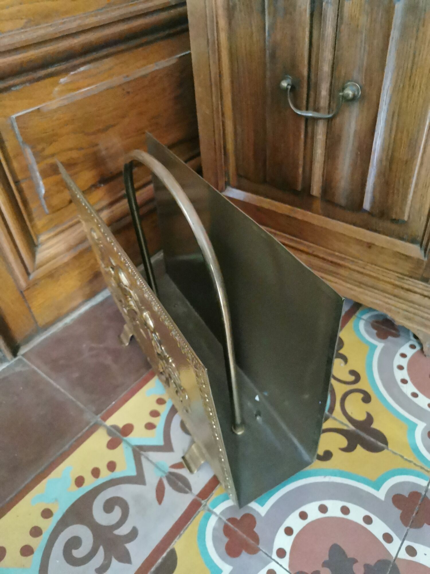 Magazine rack in painted sheet metal and brass pushed back twentieth century