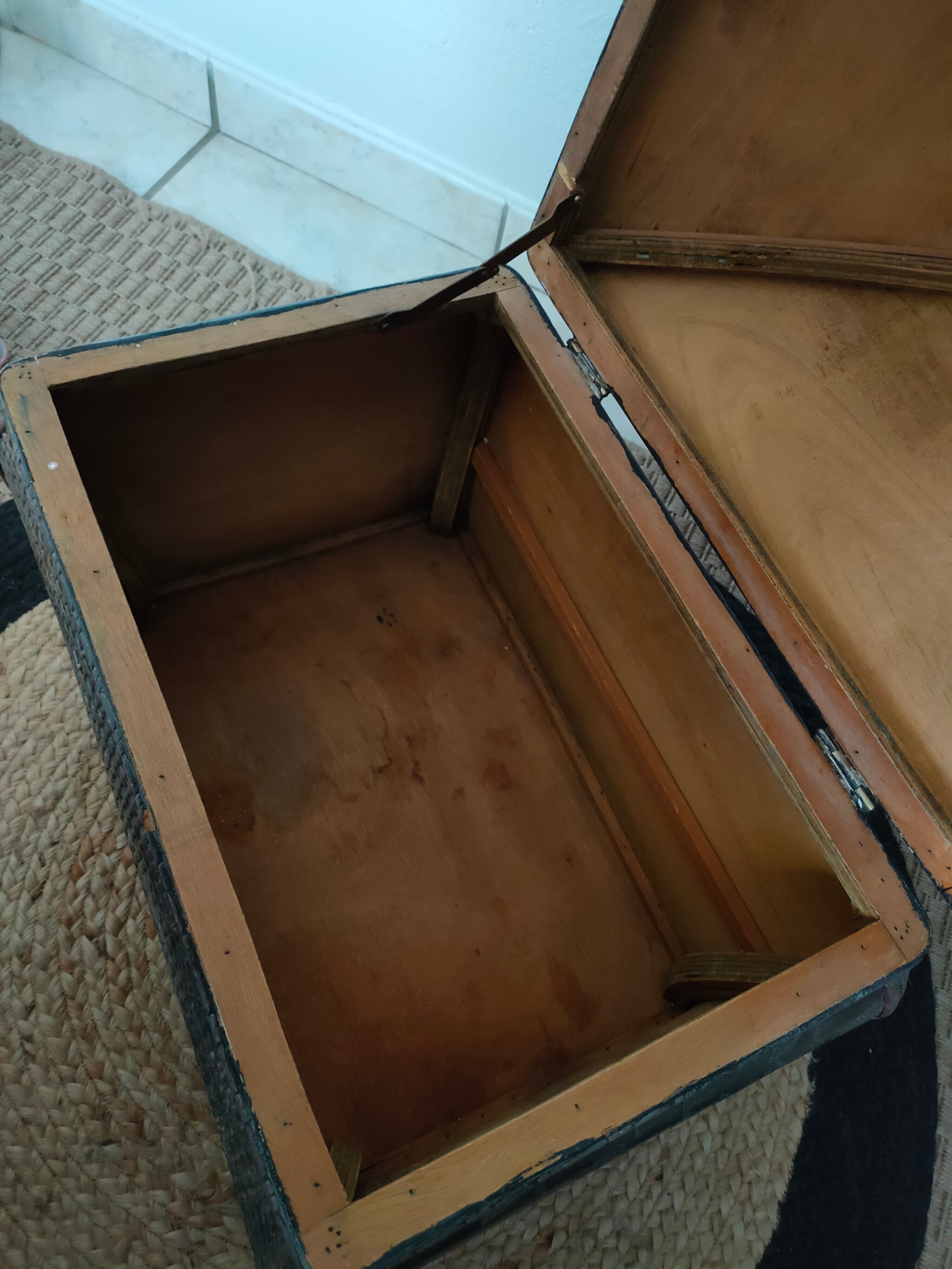 Coffre en bois cintré et cannage collé