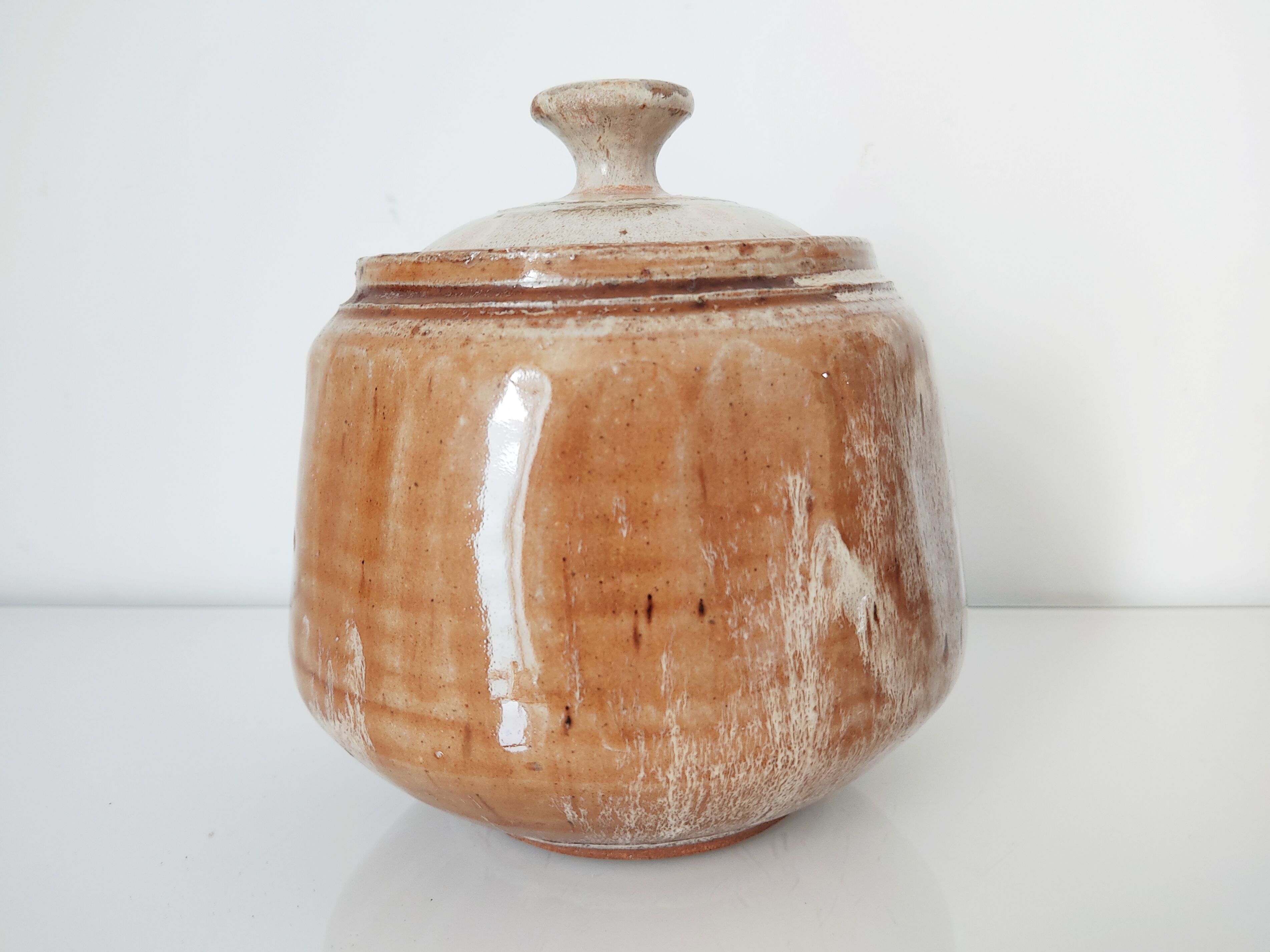 Pot couvert vintage en grès signé