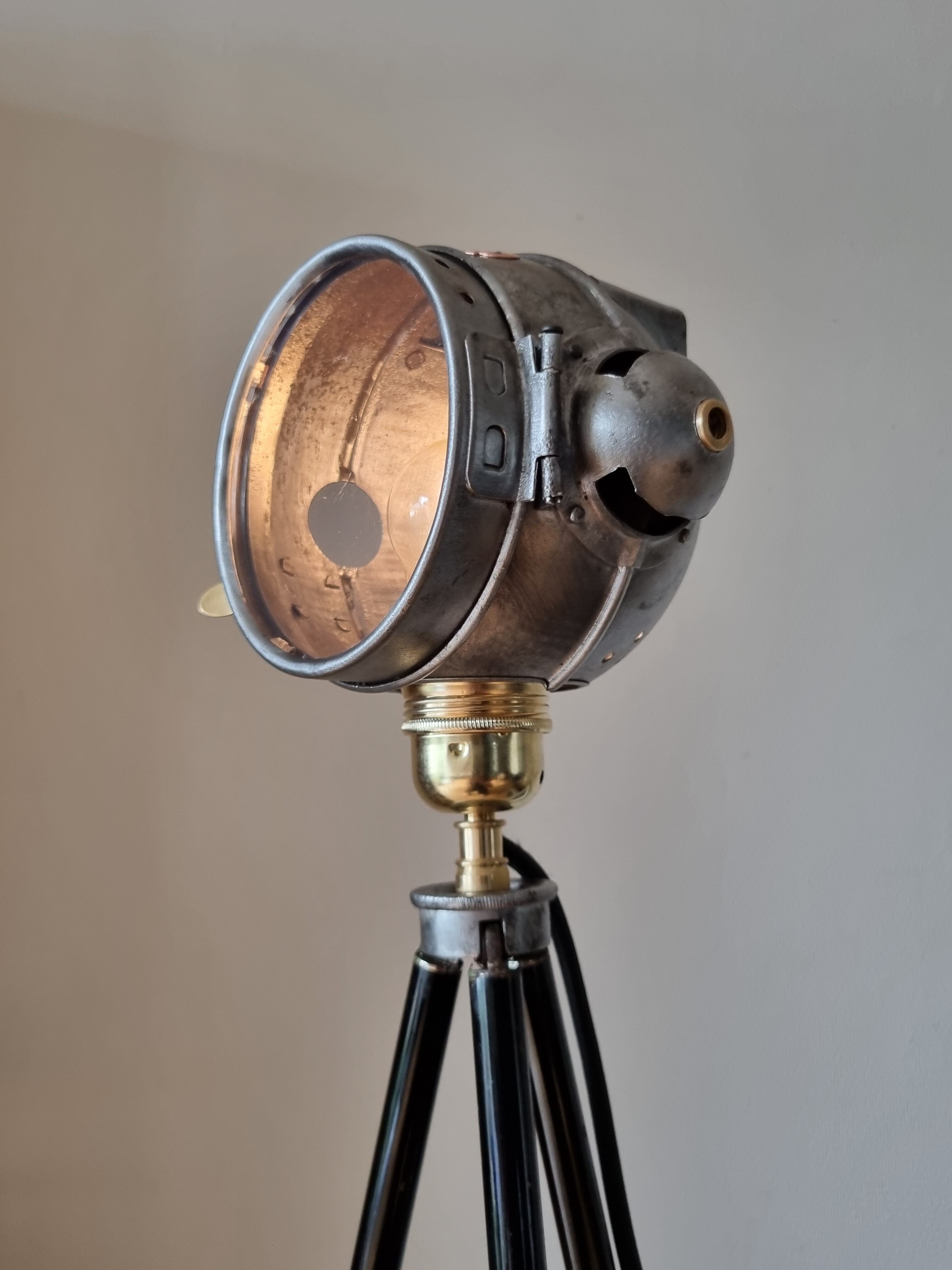 Former tripod projector, Besnard Paris, ca. 1910