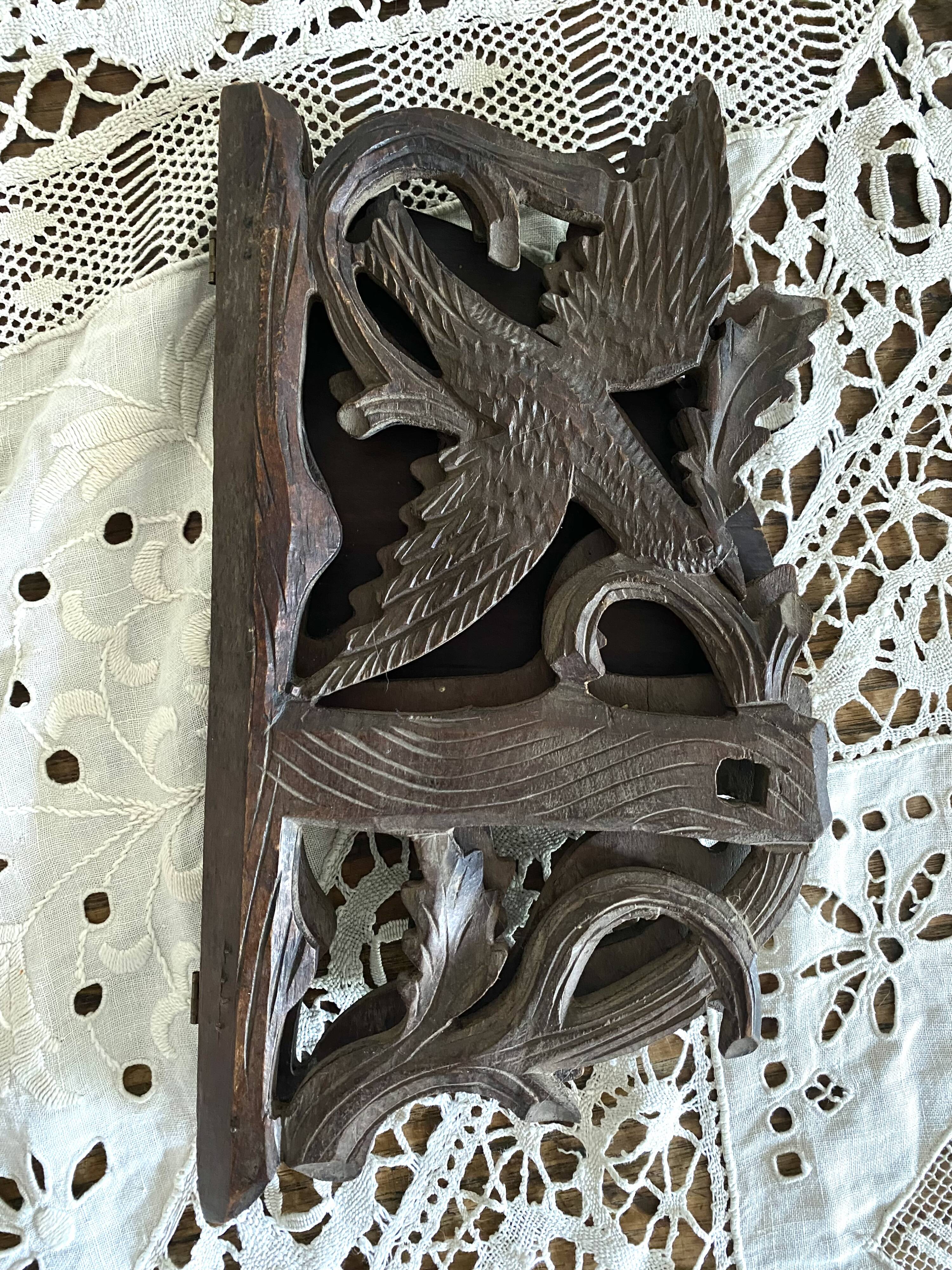 Etagère d'angle ancienne en bois sculpté oiseaux XIXe