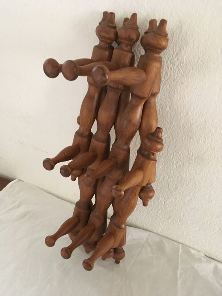 Stretchy wooden wall hanger with ten hooks