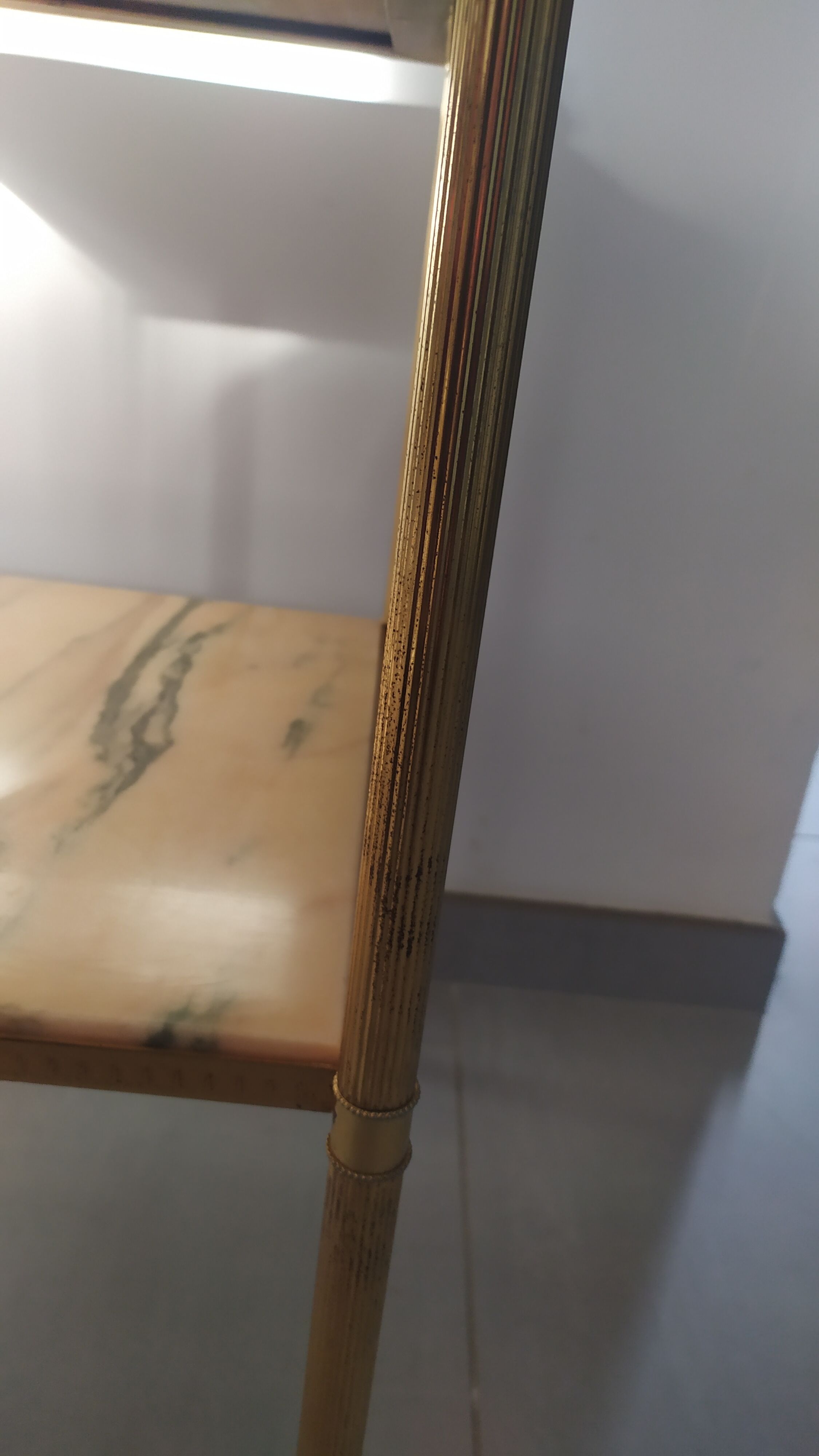 Alabaster harness brass foot