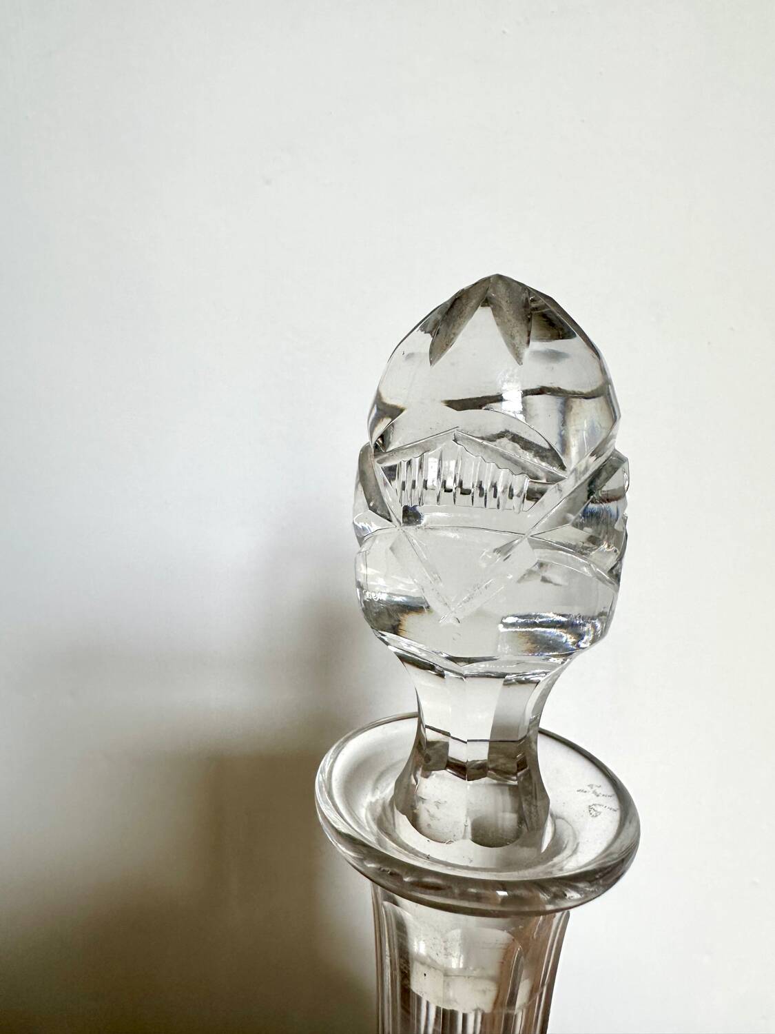 Small carafe and its chiseled glass stopper