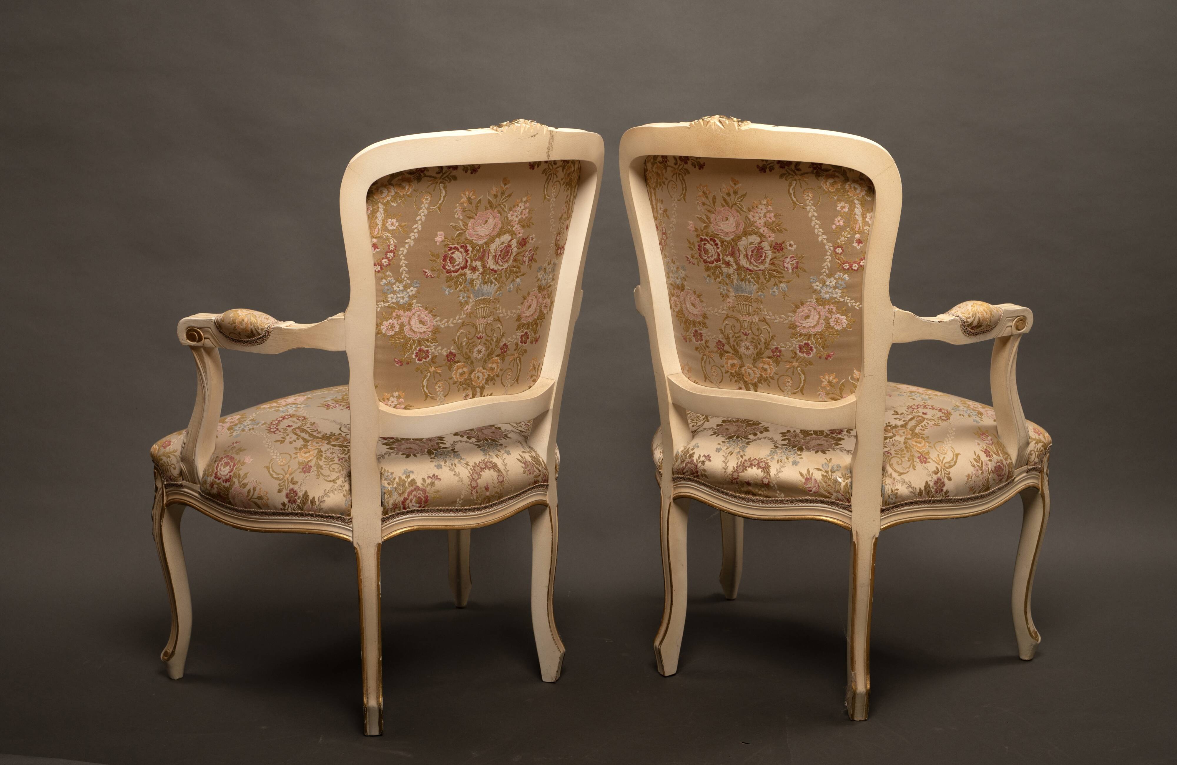 Pair of Louis XV style armchairs – Carved, gilded wood and brocade fabric