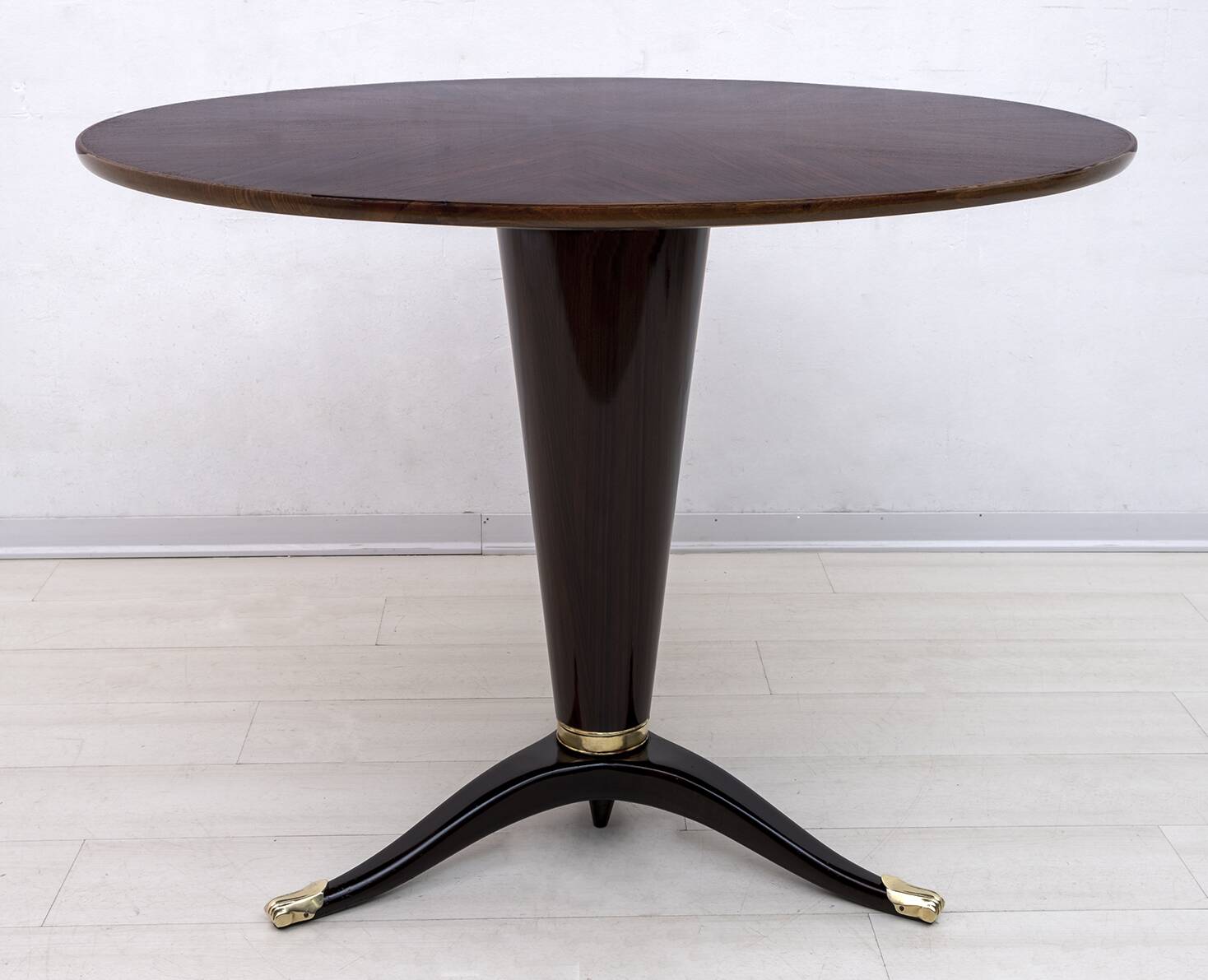 Attributed to Paolo Buffa Mid-Century Modern Italian Walnut Round Table, 50