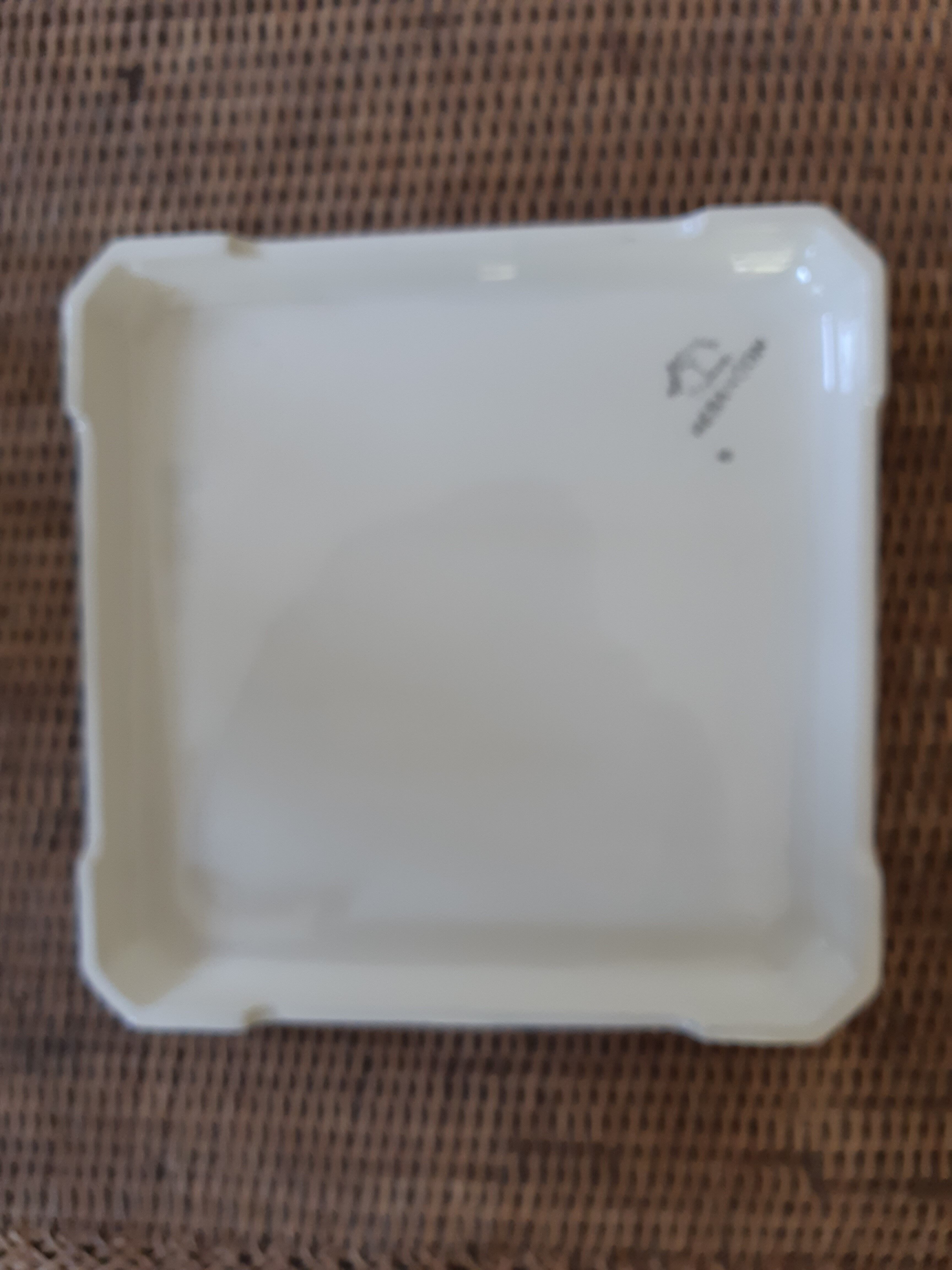 Under the plate of earthenware