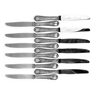 Douze couteaux de table Christofle Marly, manches en métal argenté