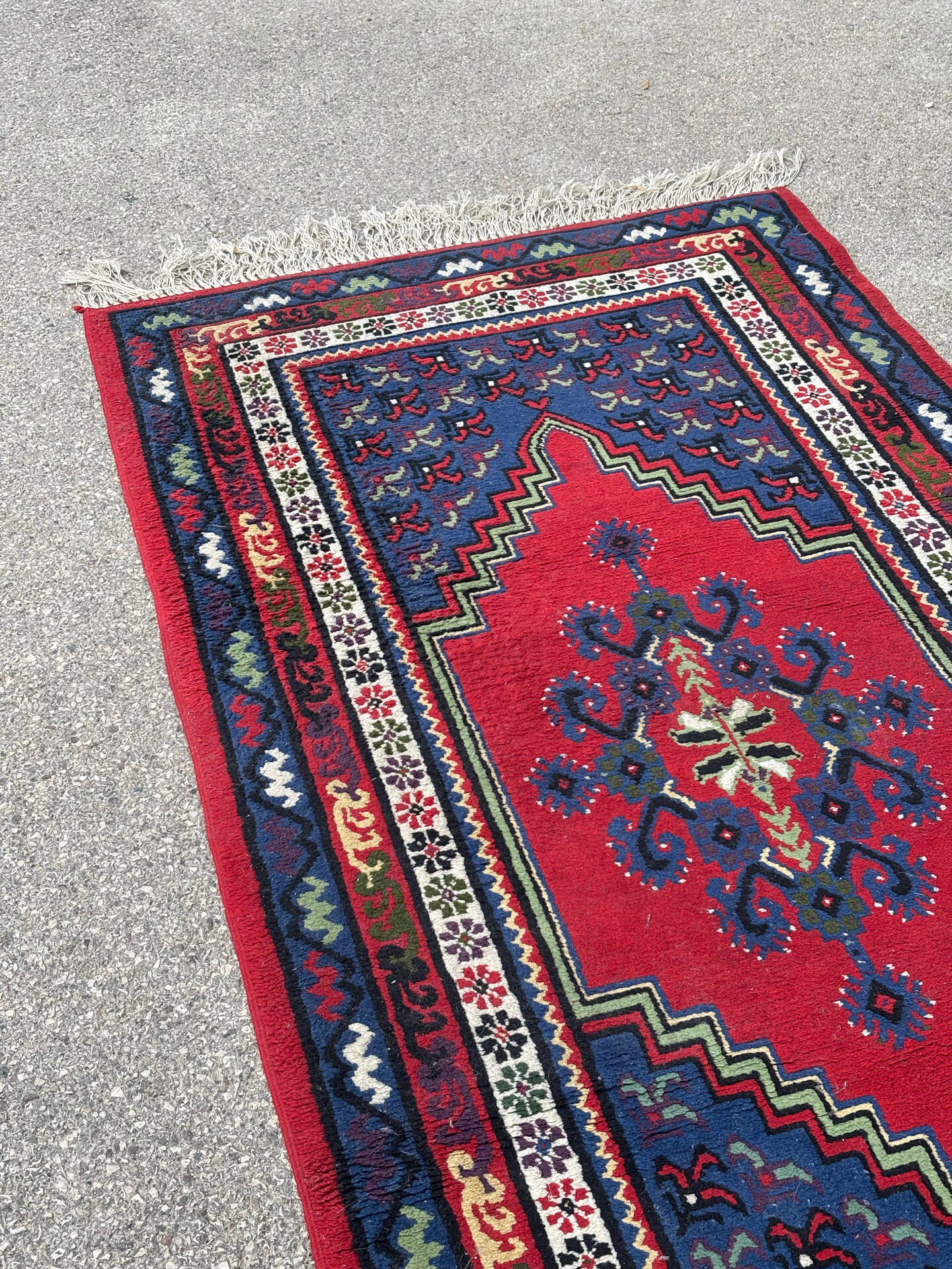 Handwoven wool oriental rug – 220 × 100 cm