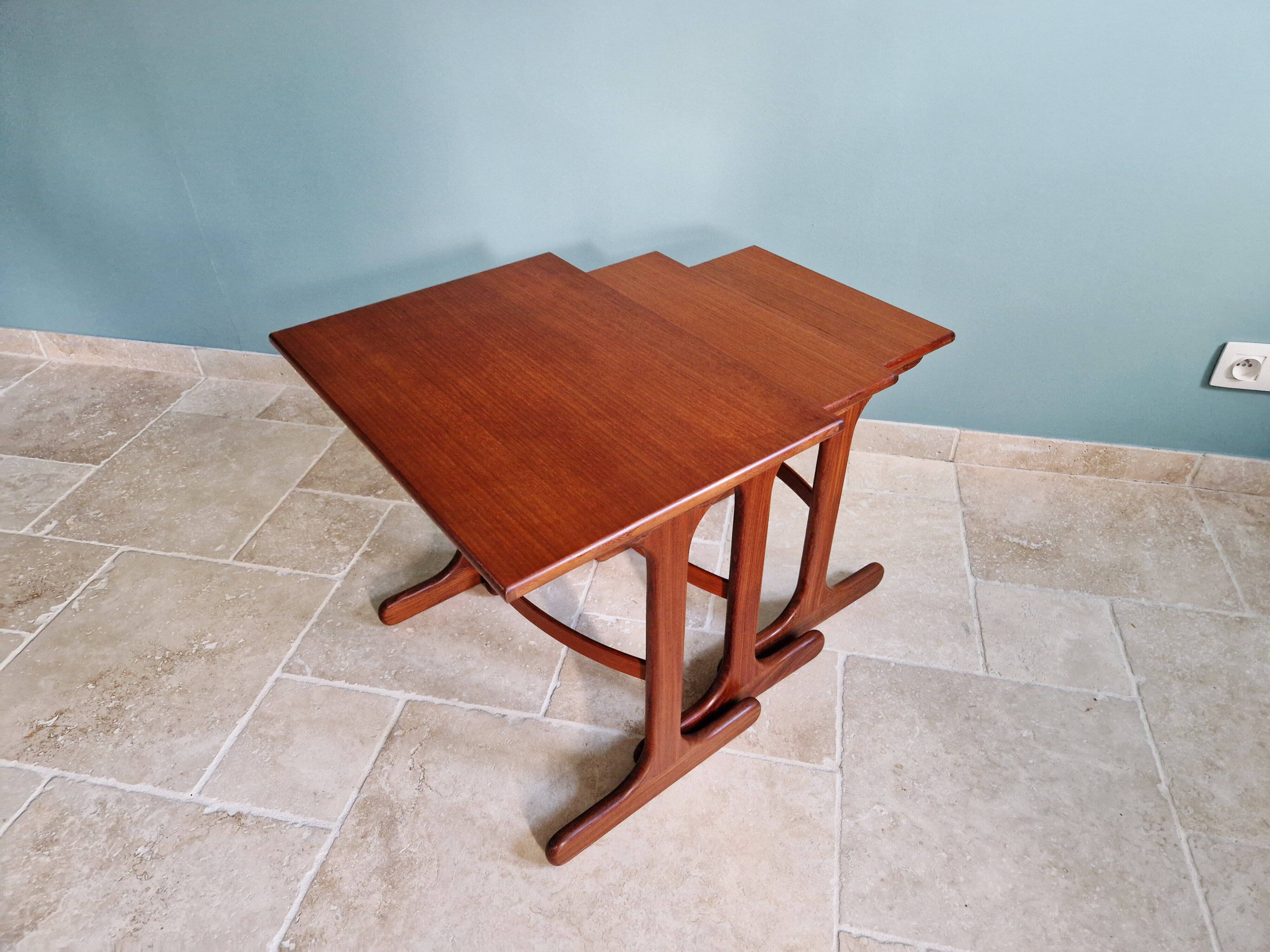 Ensemble de 3 tables gigognes en teck G-plan, années 1960
