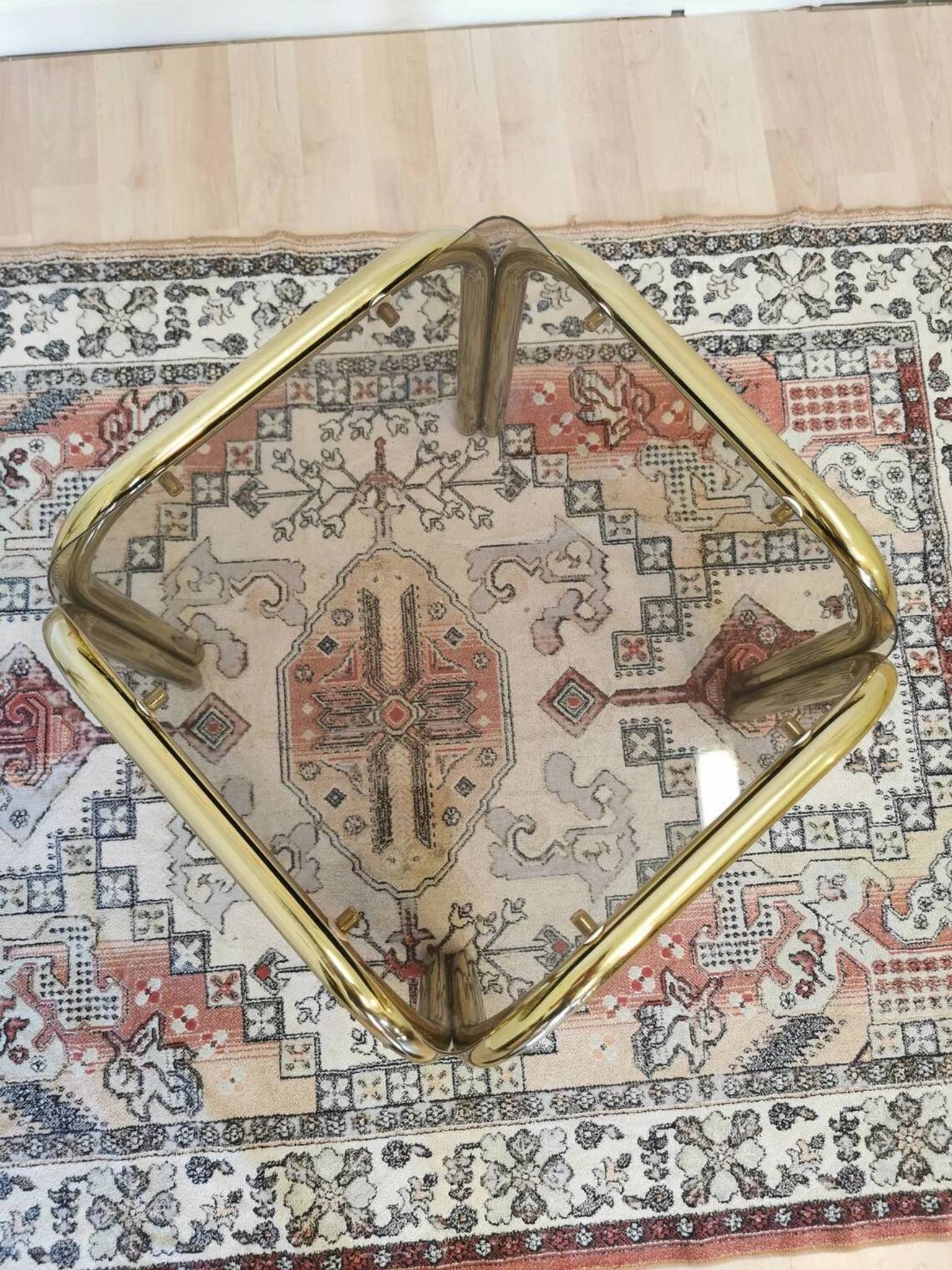 Table basse italienne vintage : laiton et verre fumé, style moderne du milieu du siècle