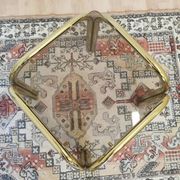 Table basse italienne vintage : laiton et verre fumé, style moderne du milieu du siècle