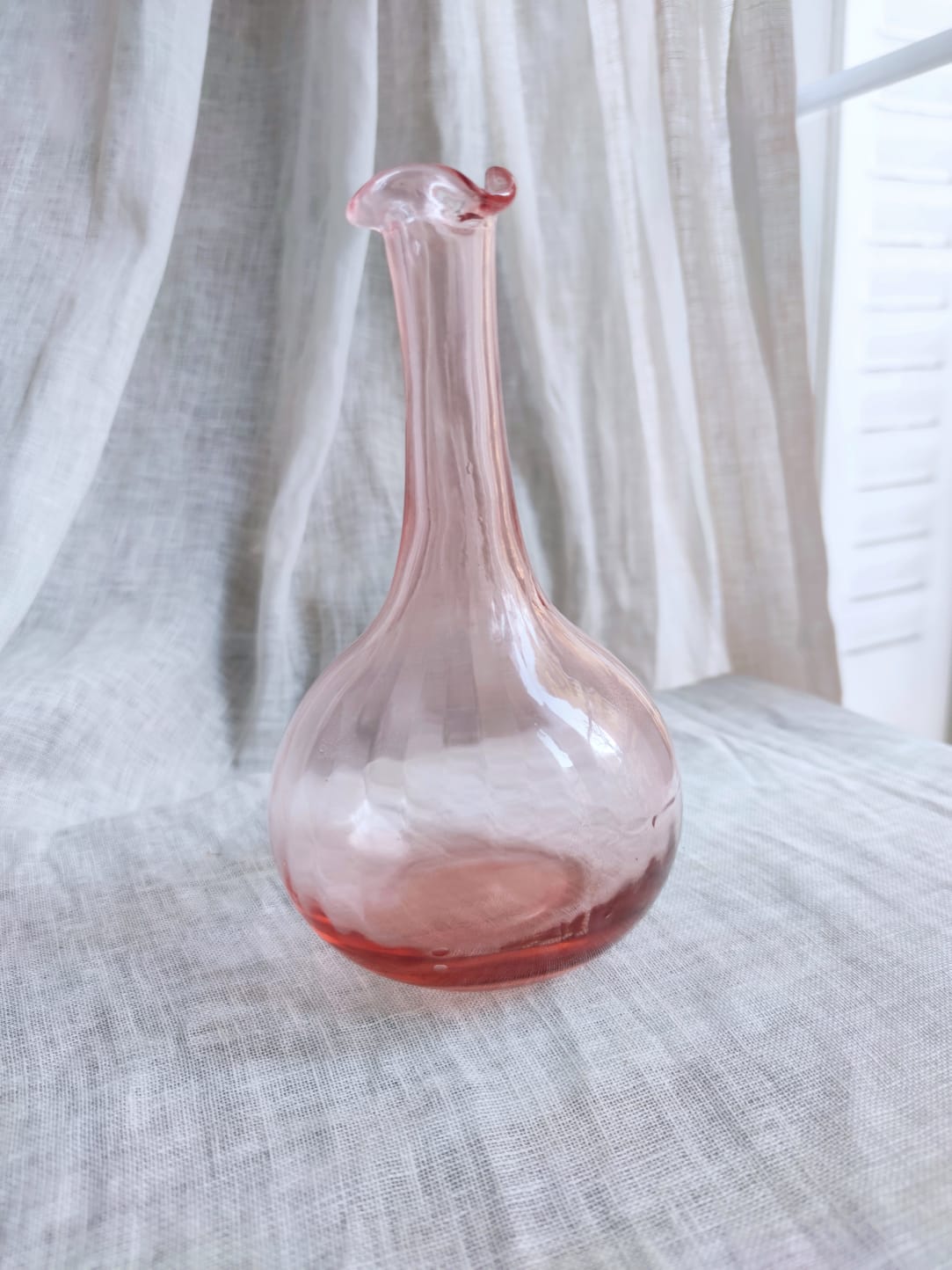 Vase soliflore rose en verre souflé