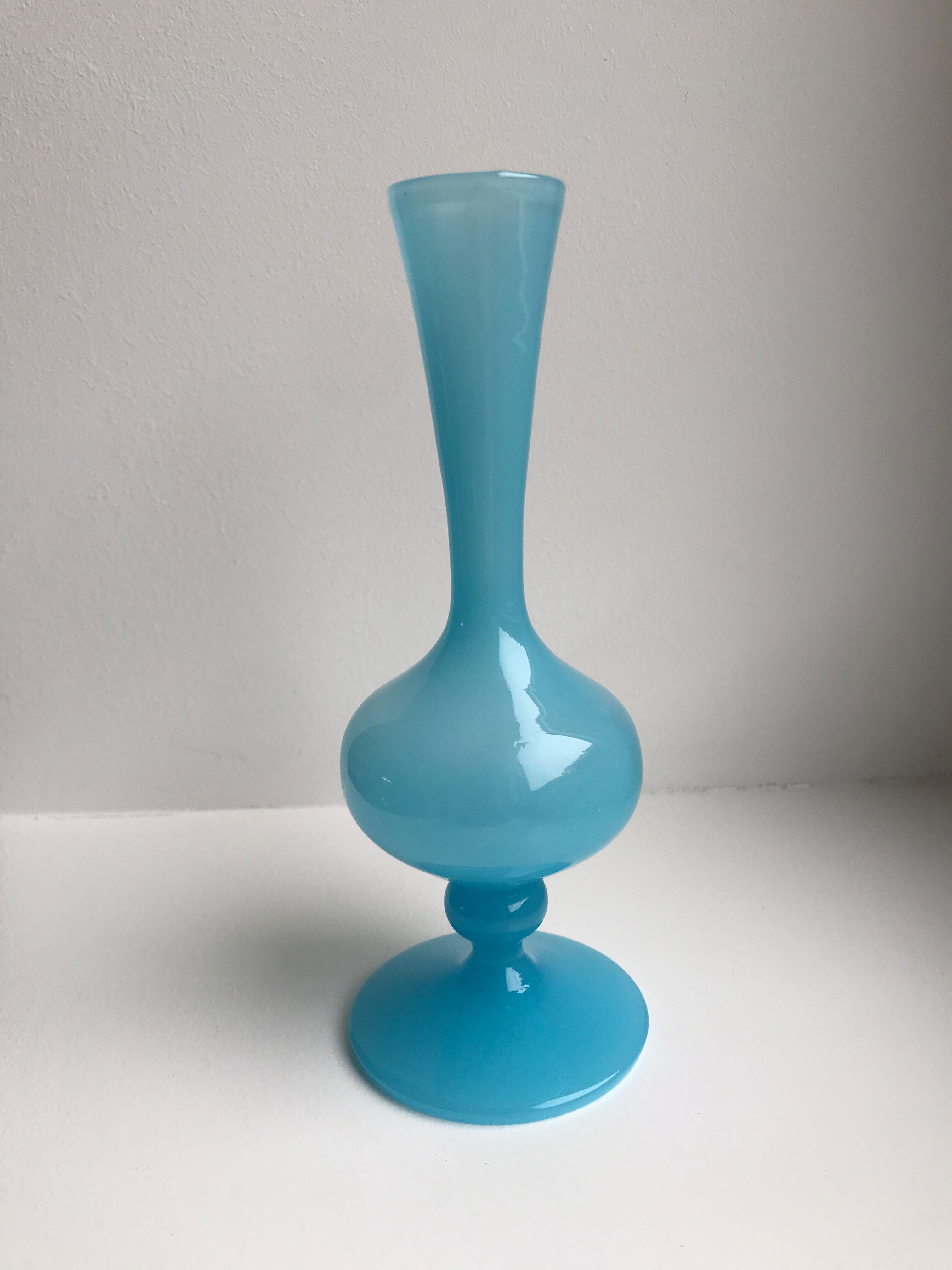 Vase en opaline bleu ciel années 50